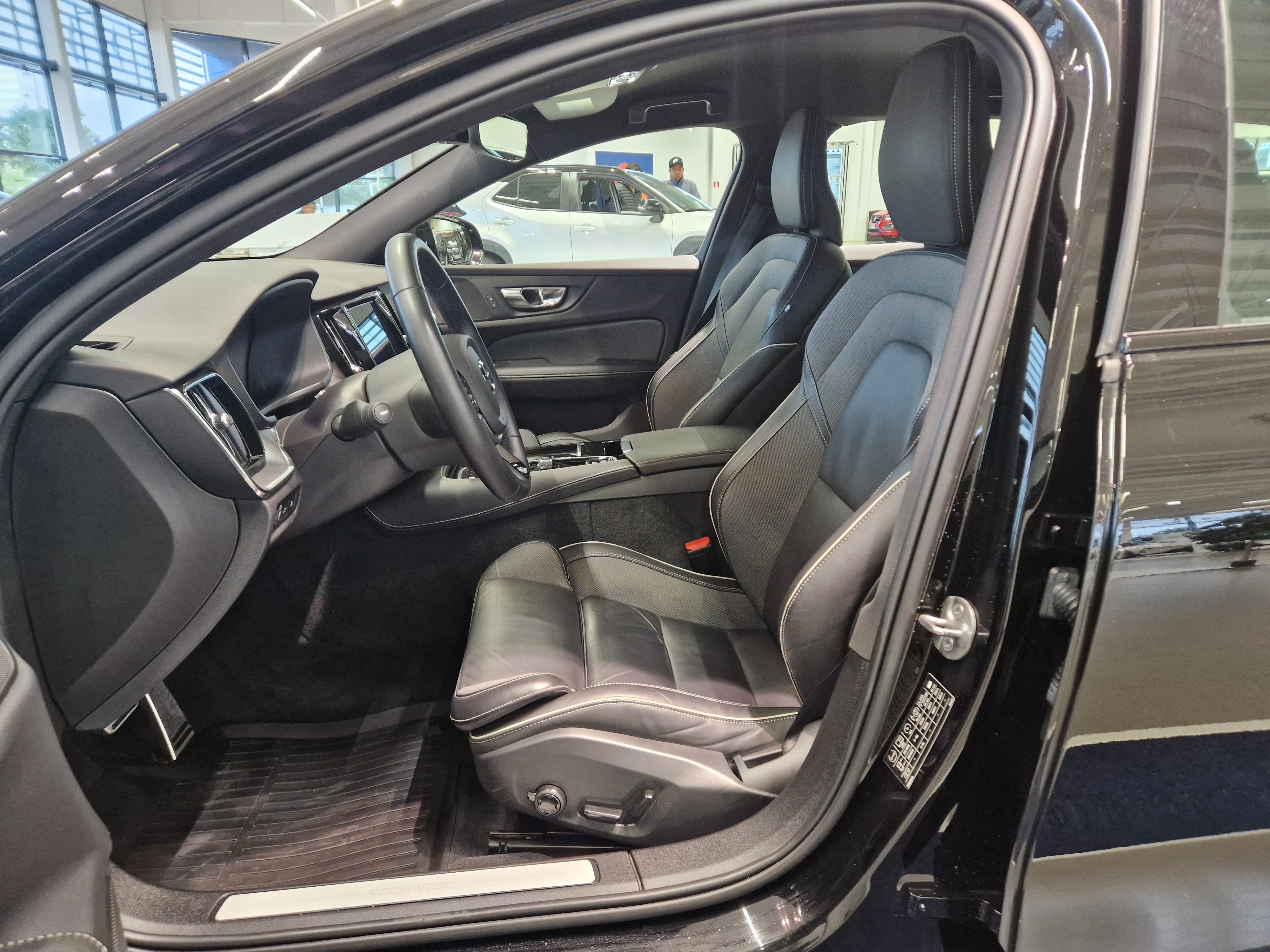 Volvo V60 T6 TWE AWD R-DESIGN TAKUU 24KK/40TKM