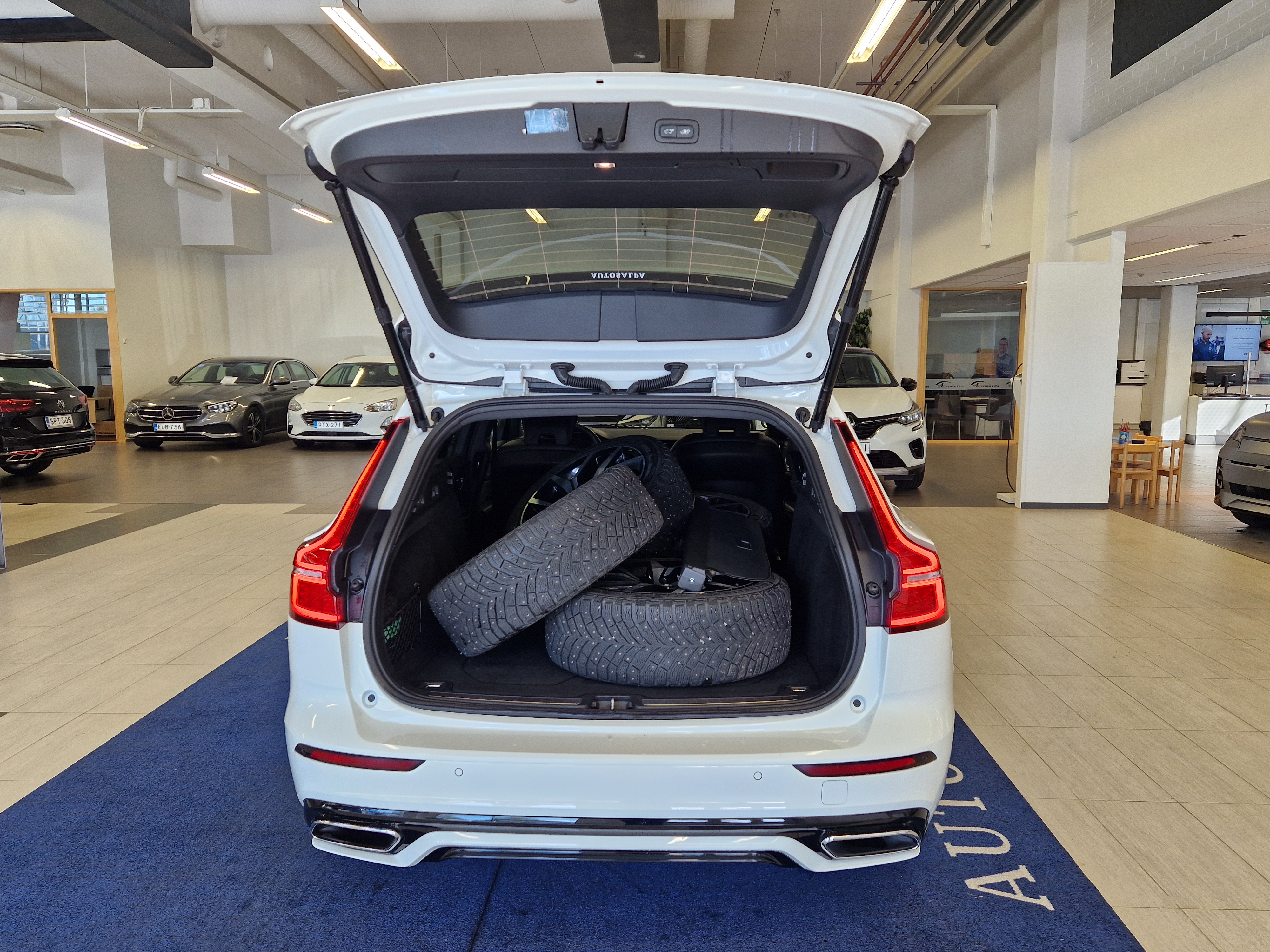 Volvo V60 T6 TwE AWD R-Design Edition 2022, kuva 4/22