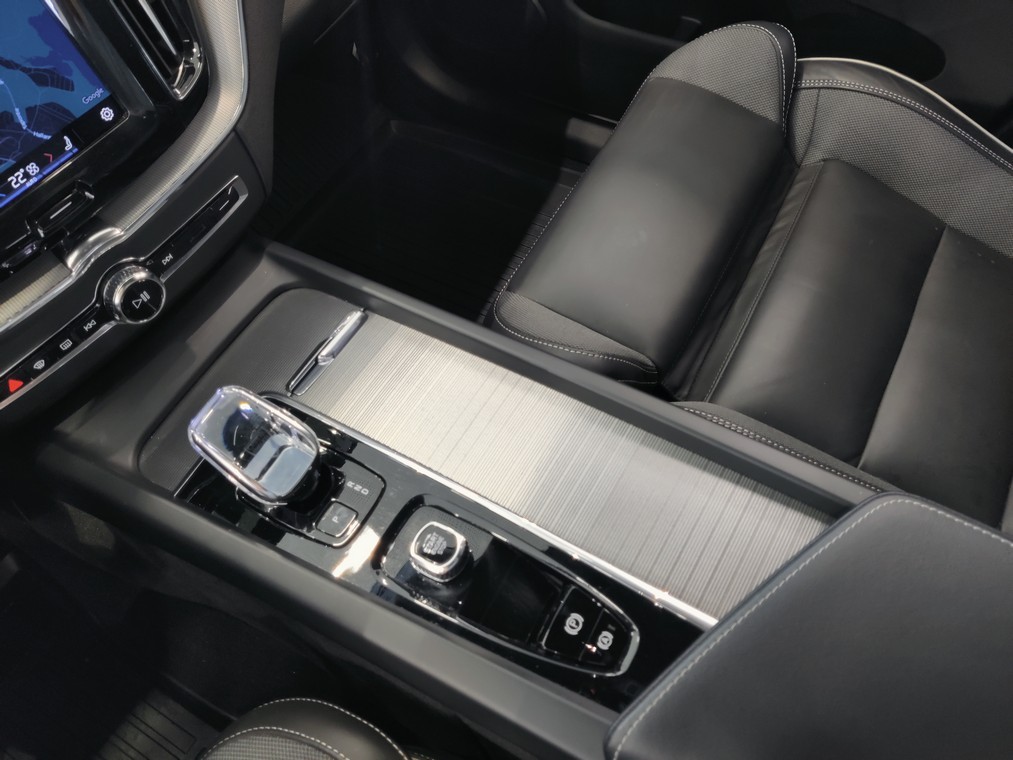 Volvo XC60 T8 AWD LONG RANGE PLUS DARK TAKUU 24KK/40TKM.