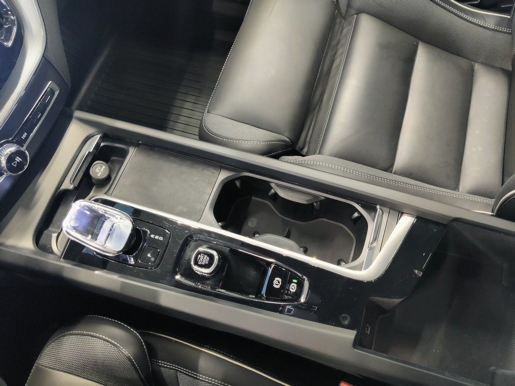 Volvo XC60 T8 AWD LONG RANGE PLUS DARK TAKUU 24KK/40TKM.