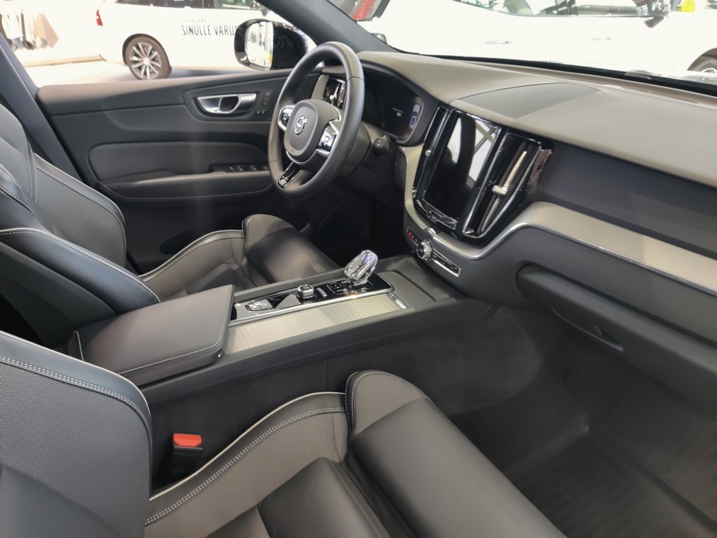 Volvo XC60 T8 AWD LONG RANGE PLUS DARK TAKUU 24KK/40TKM.