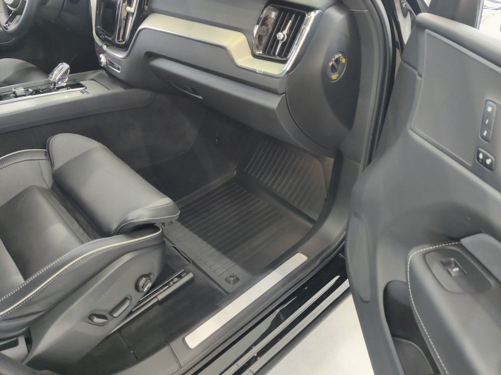 Volvo XC60 T8 AWD LONG RANGE PLUS DARK TAKUU 24KK/40TKM.