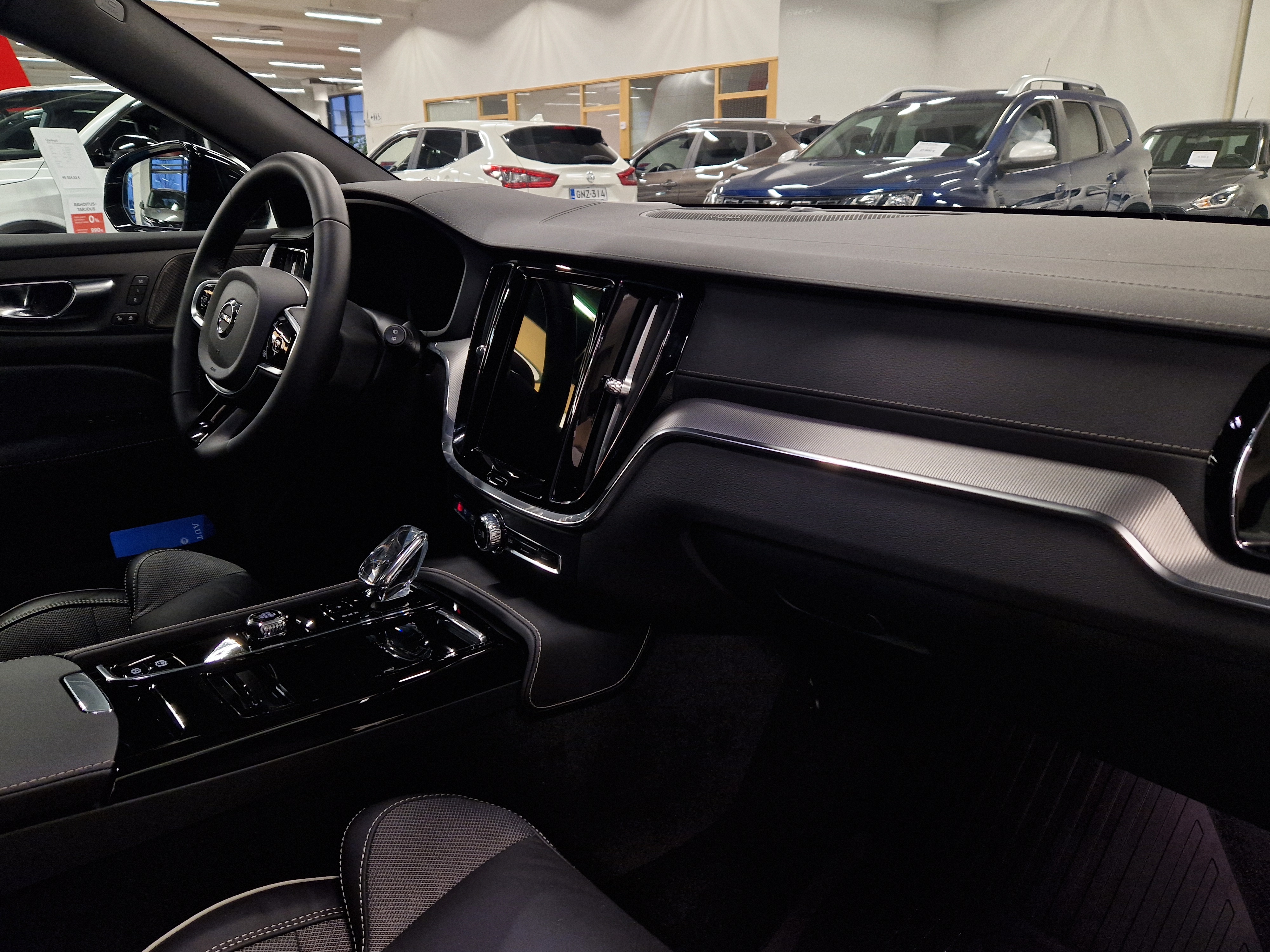 Volvo V60 T8 AWD LONG RANGE ULTRA DARK TAKUU 24KK/40TKM