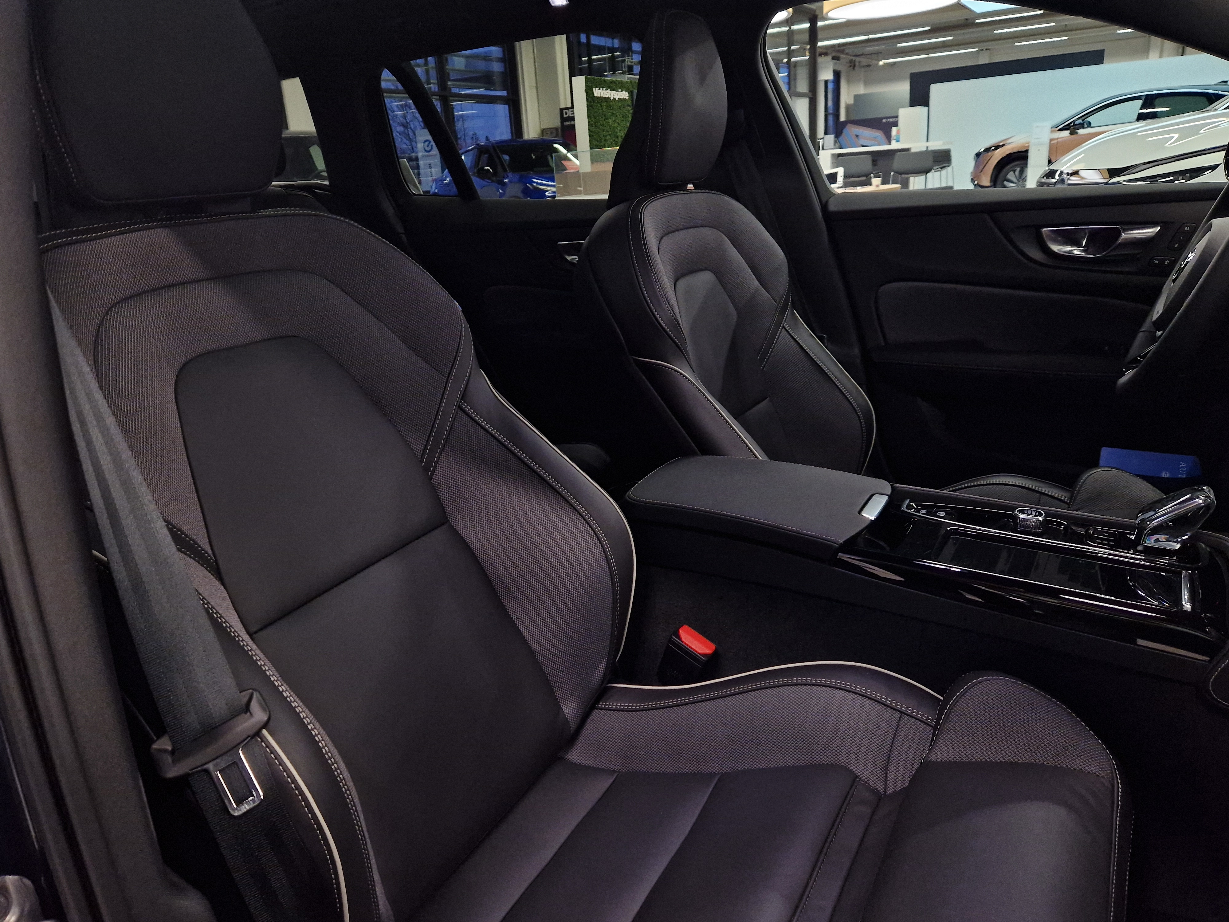 Volvo V60 T8 AWD LONG RANGE ULTRA DARK TAKUU 24KK/40TKM