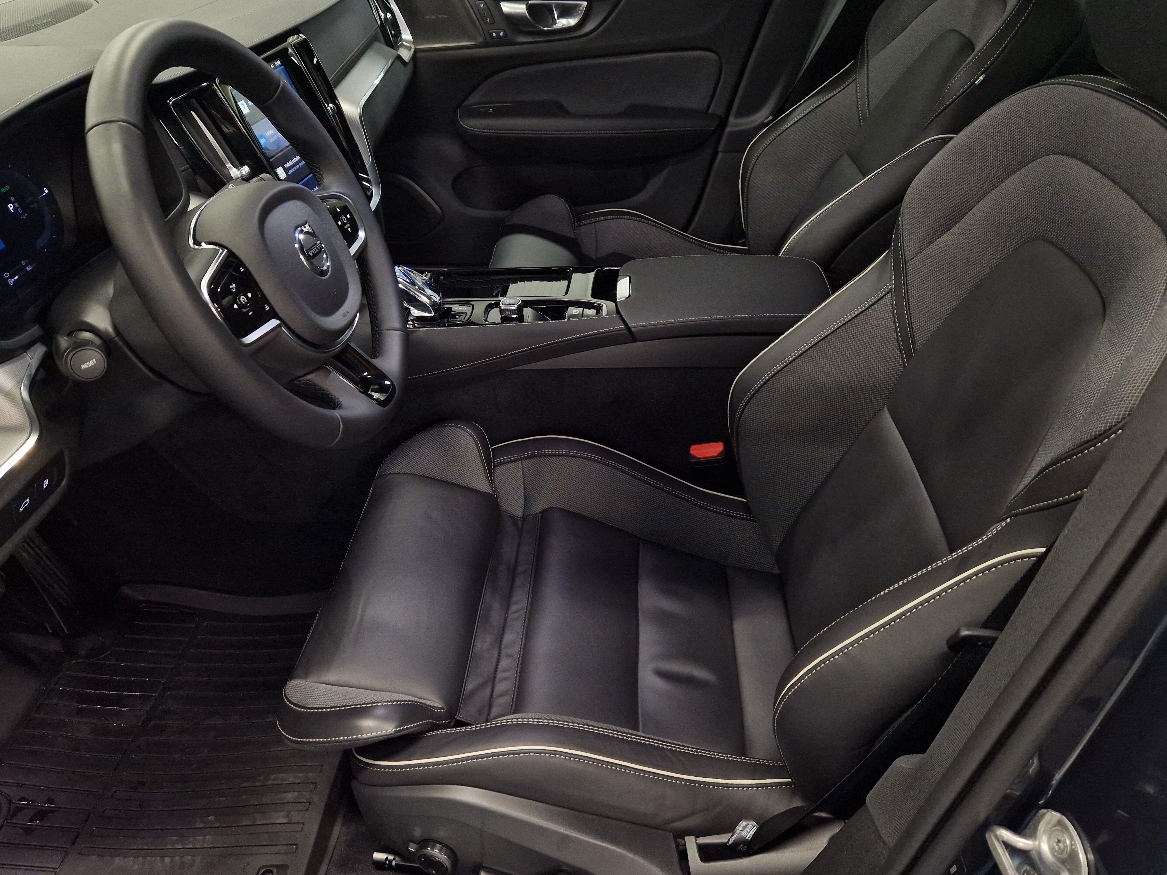 Volvo V60 T8 AWD LONG RANGE ULTRA DARK TAKUU 24KK/40TKM