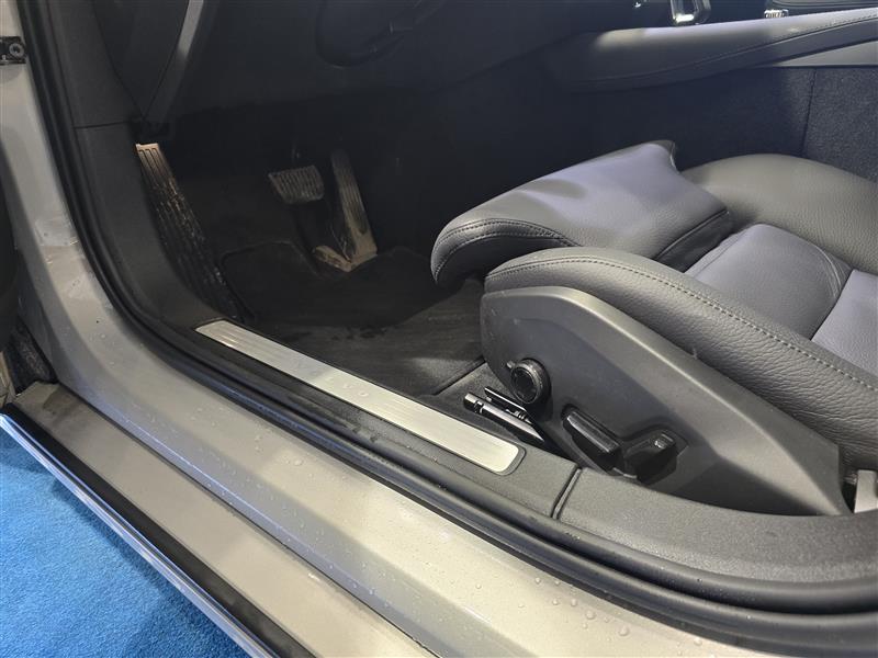 Volvo V60 T8 AWD LONG RANGE LIMITED EDITION.