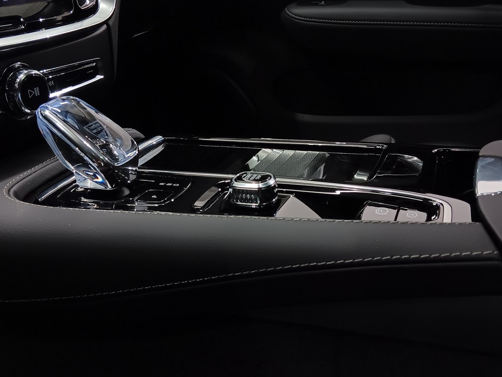 Volvo V60 T8 AWD LONG RANGE HIGH PERFORMANCE ULTRA DARK