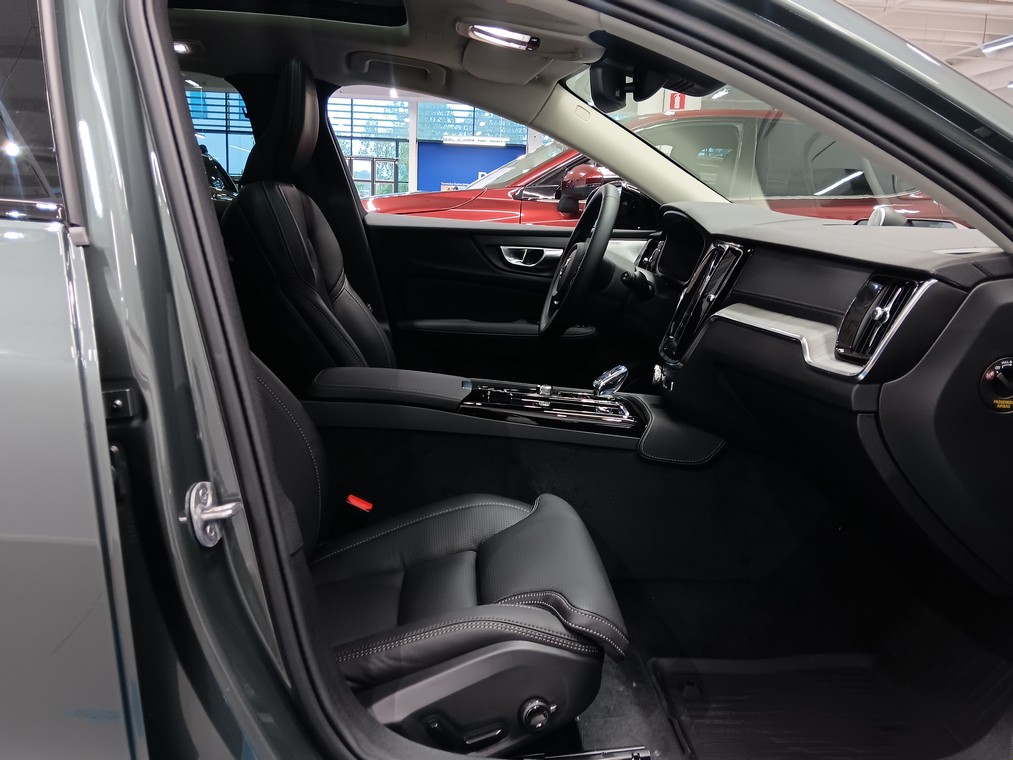 Volvo V60 T8 AWD LONG RANGE HIGH PERFORMANCE ULTRA DARK