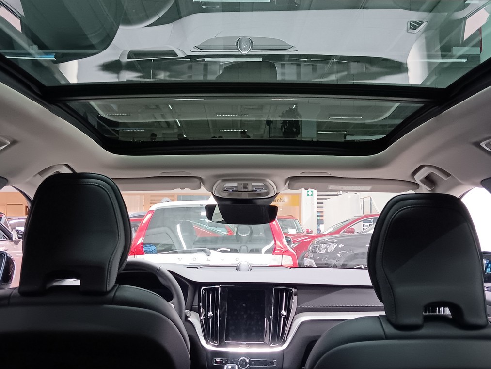 Volvo V60 T8 AWD LONG RANGE HIGH PERFORMANCE ULTRA DARK