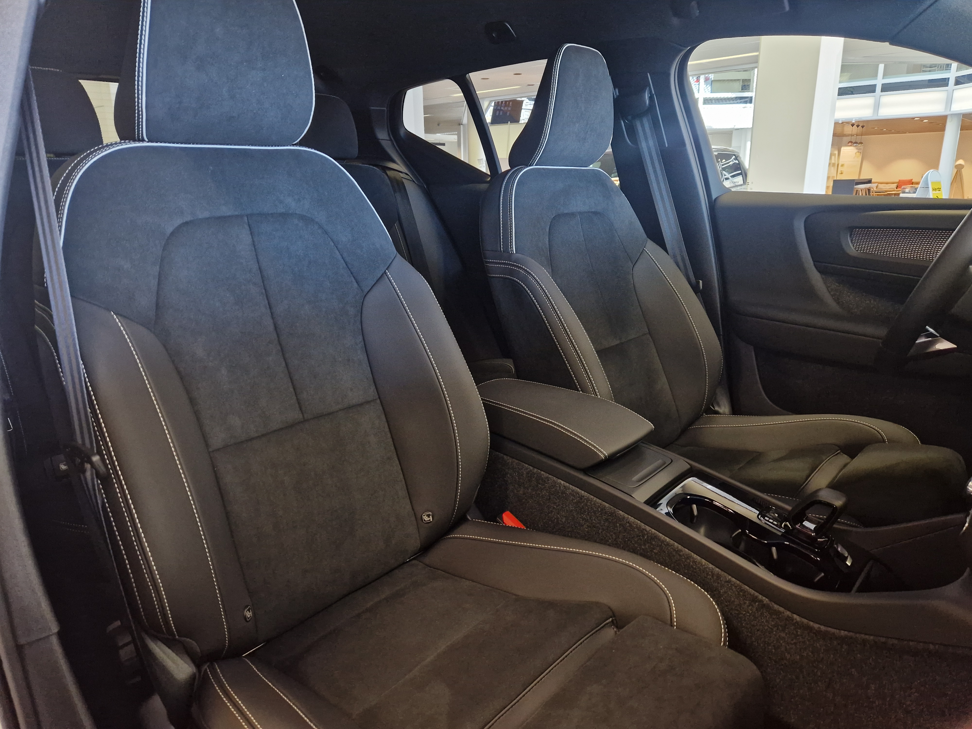 Volvo EX40 TWIN PERFORMANCE PLUS BLACK EDITION.