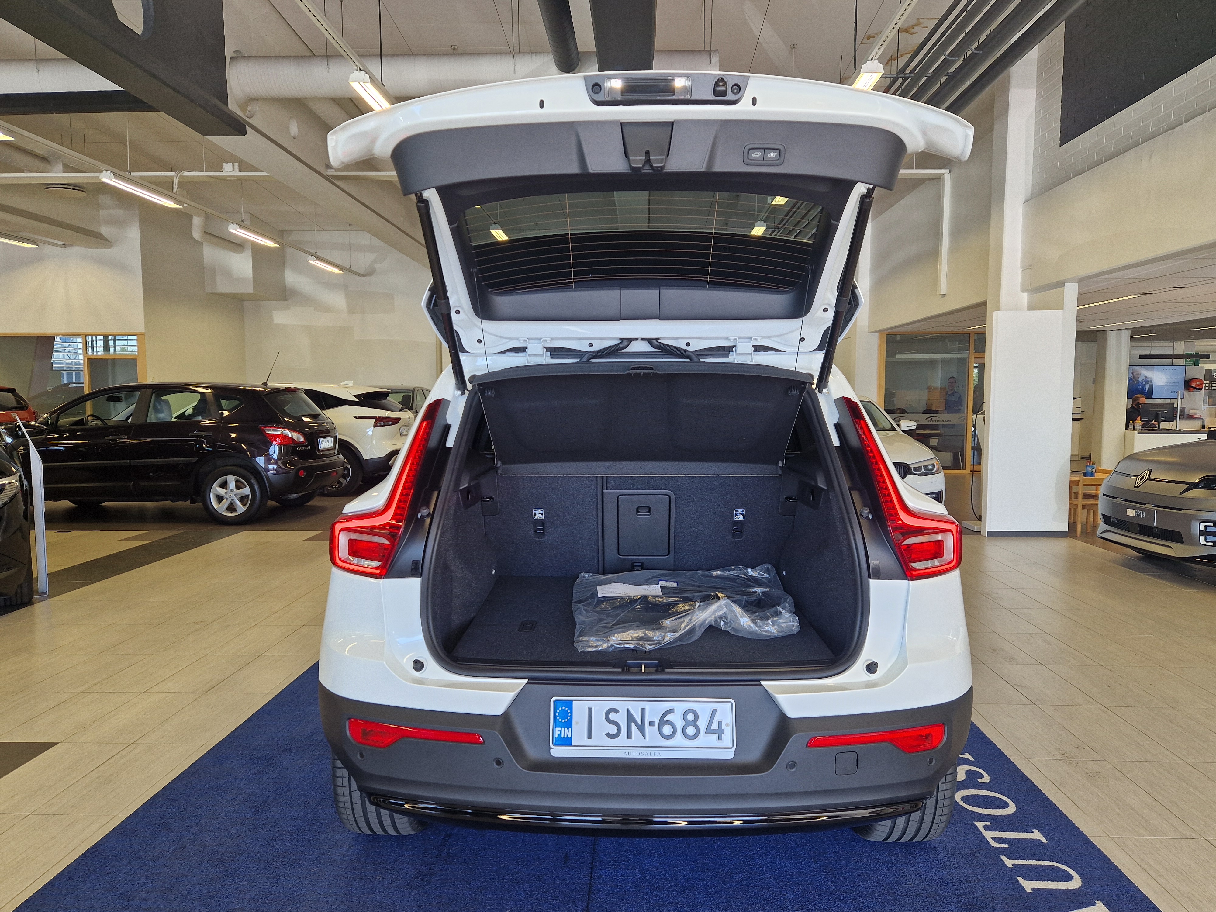 Volvo EX40 TWIN PERFORMANCE PLUS BLACK EDITION.