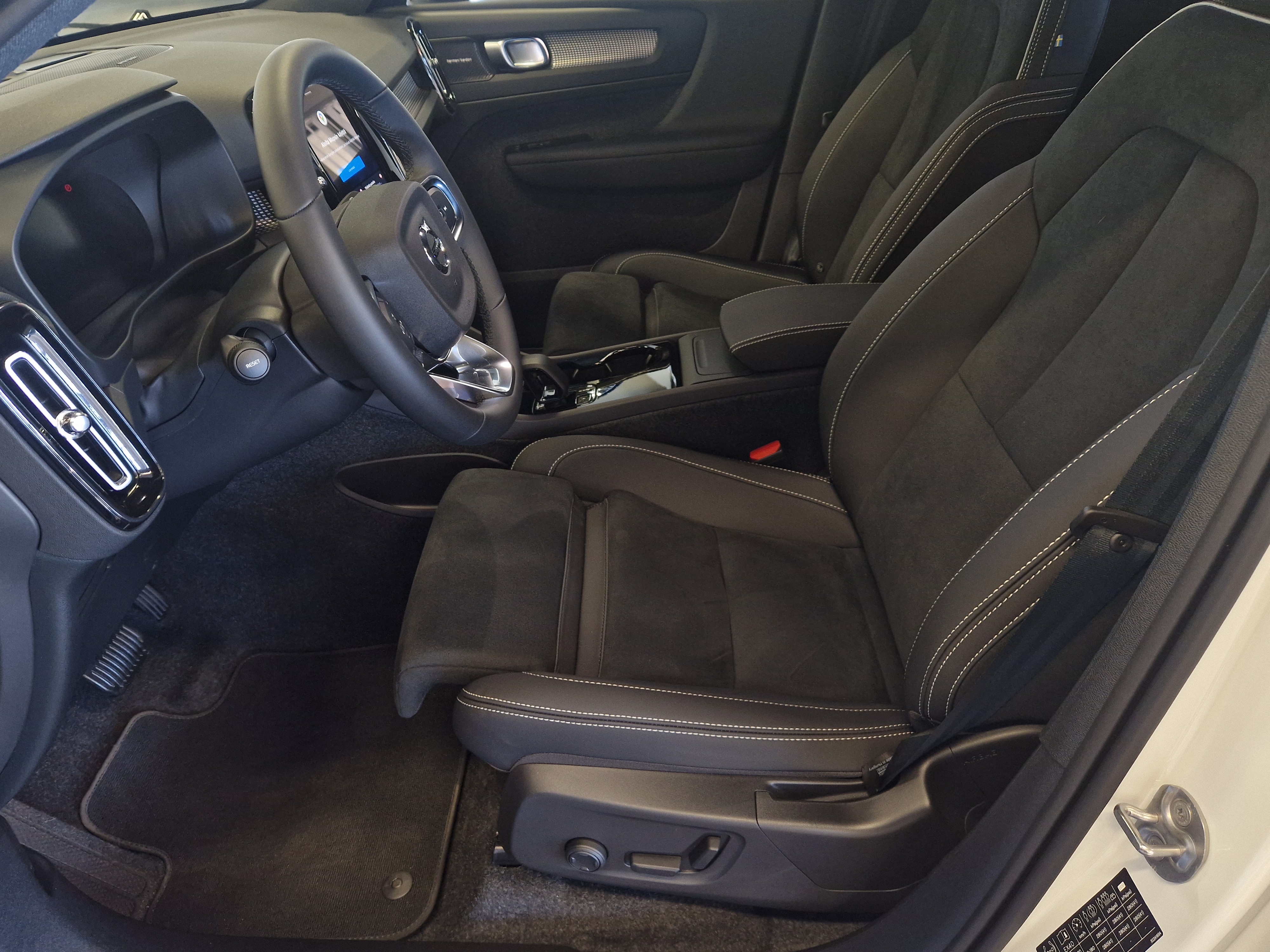 Volvo EX40 TWIN PERFORMANCE PLUS BLACK EDITION.