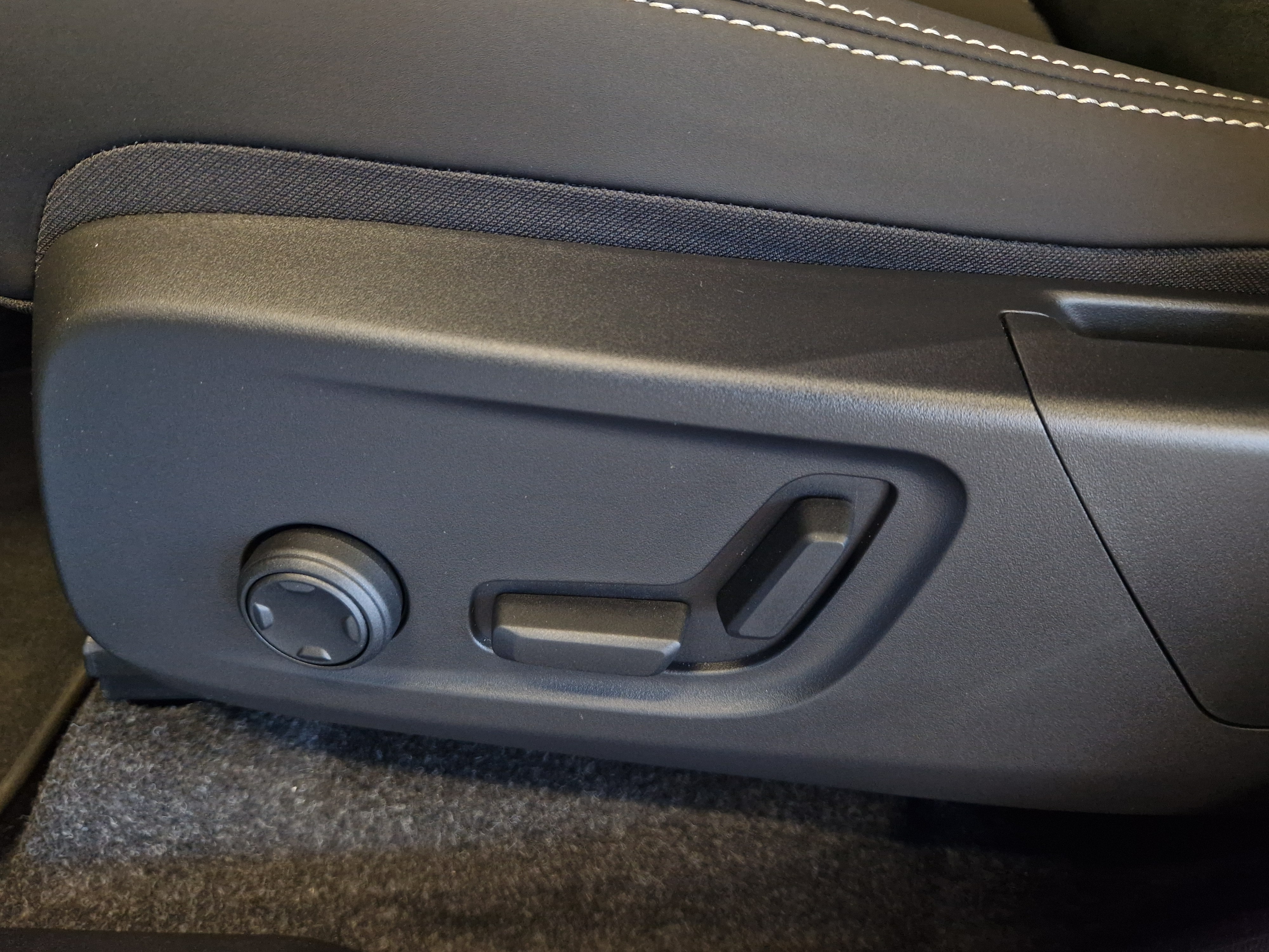 Volvo EX40 TWIN PERFORMANCE PLUS BLACK EDITION.