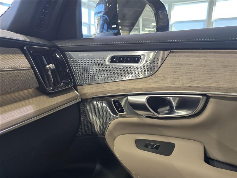 Volvo XC90 T8 AWD LONG RANGE HIGH PERFORMANCE ULTRA DARK.