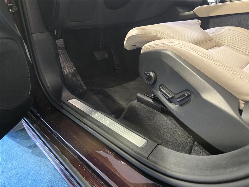 Volvo XC90 T8 AWD LONG RANGE HIGH PERFORMANCE ULTRA DARK.