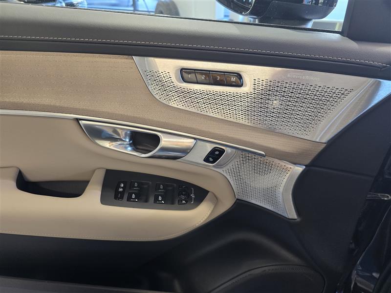 Volvo XC90 T8 AWD LONG RANGE HIGH PERFORMANCE ULTRA DARK.