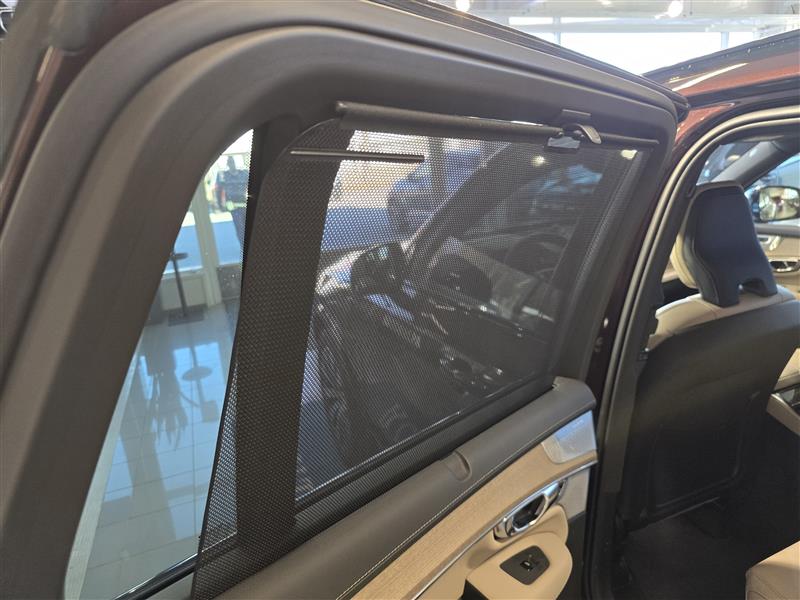 Volvo XC90 T8 AWD LONG RANGE HIGH PERFORMANCE ULTRA DARK.