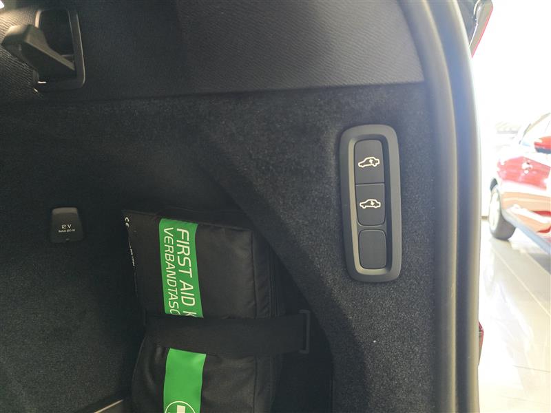 Volvo XC90 T8 AWD LONG RANGE HIGH PERFORMANCE ULTRA DARK.