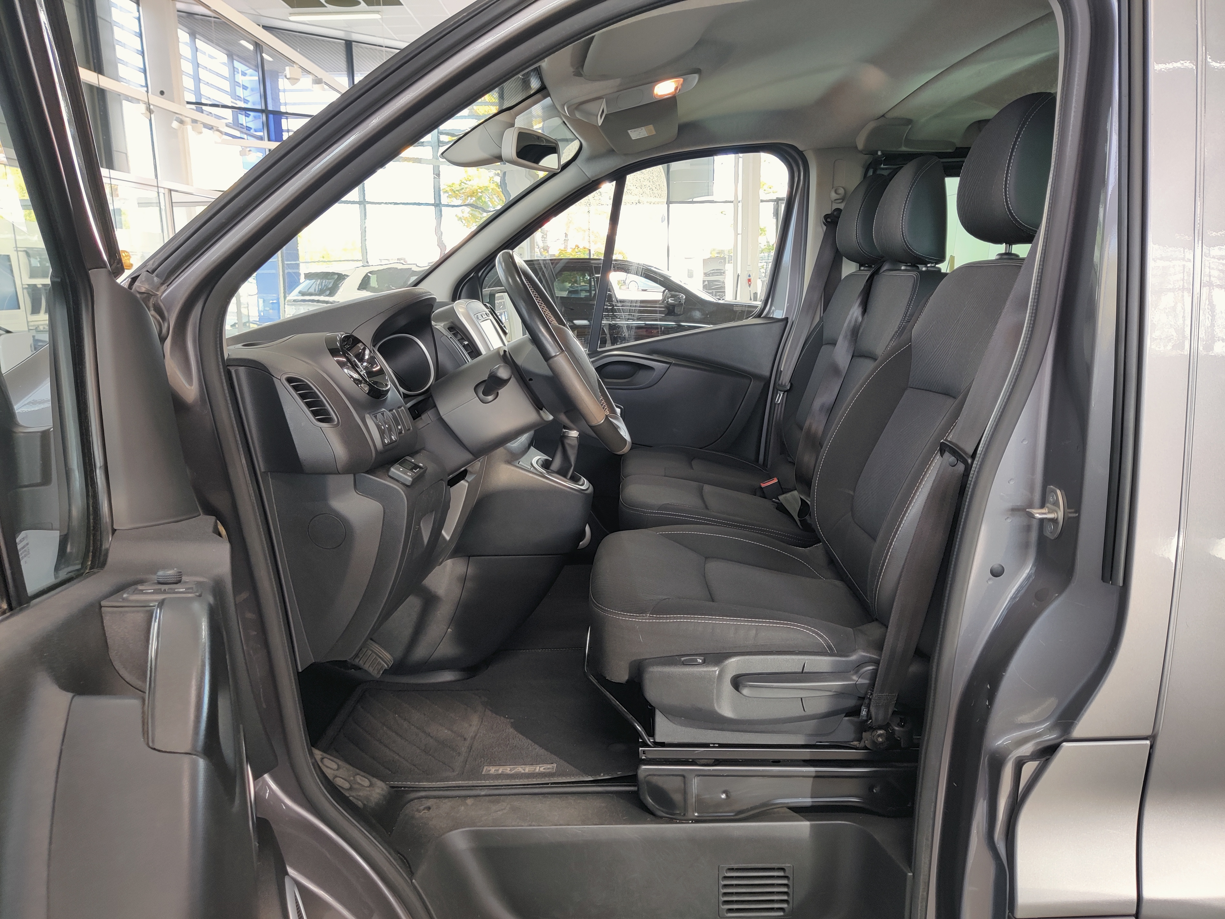 Renault TRAFIC PASSENGER DCI 145 EDC-AUT L2H1 NAVI EDITION.