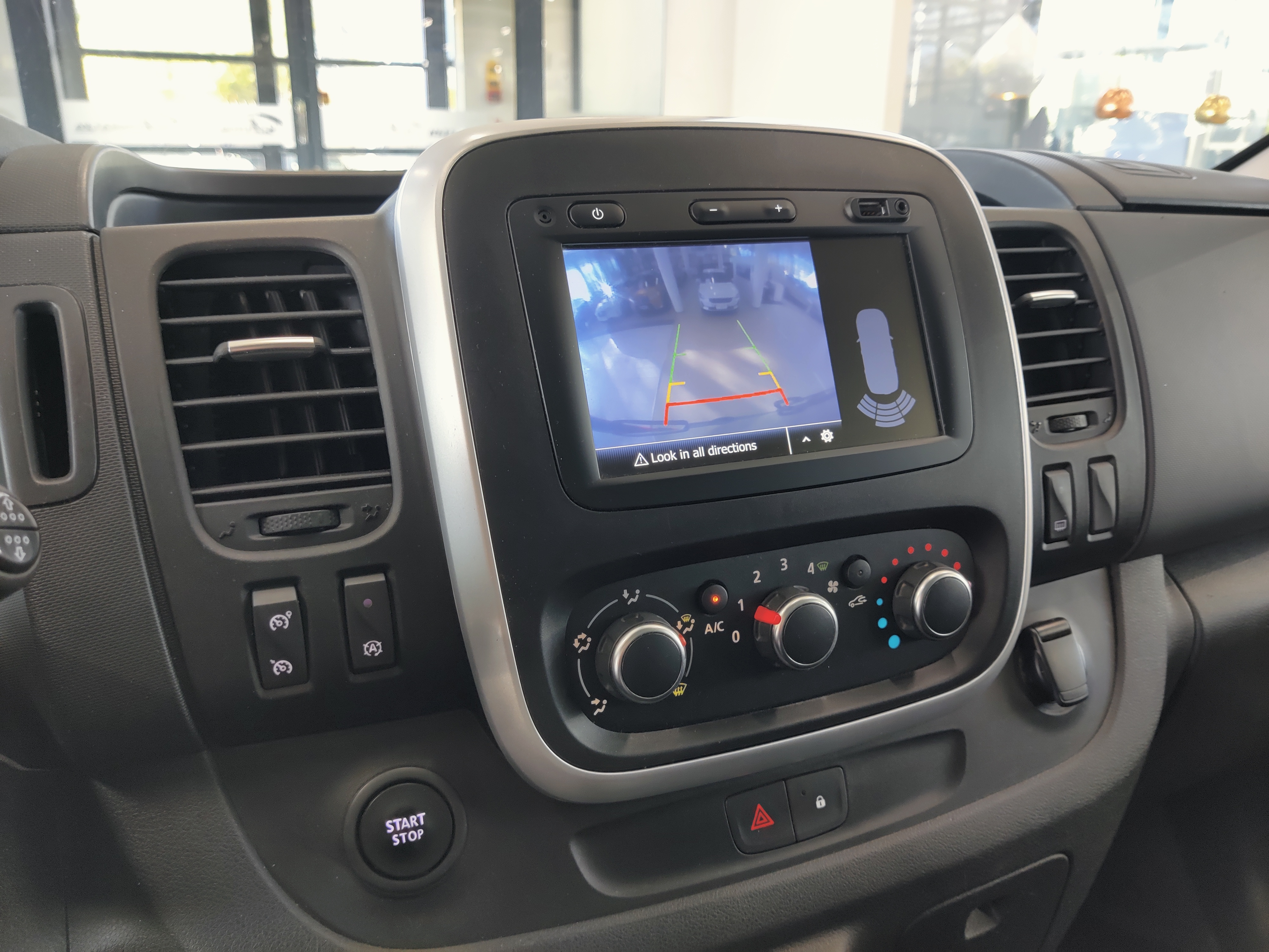 Renault TRAFIC PASSENGER DCI 145 EDC-AUT L2H1 NAVI EDITION.