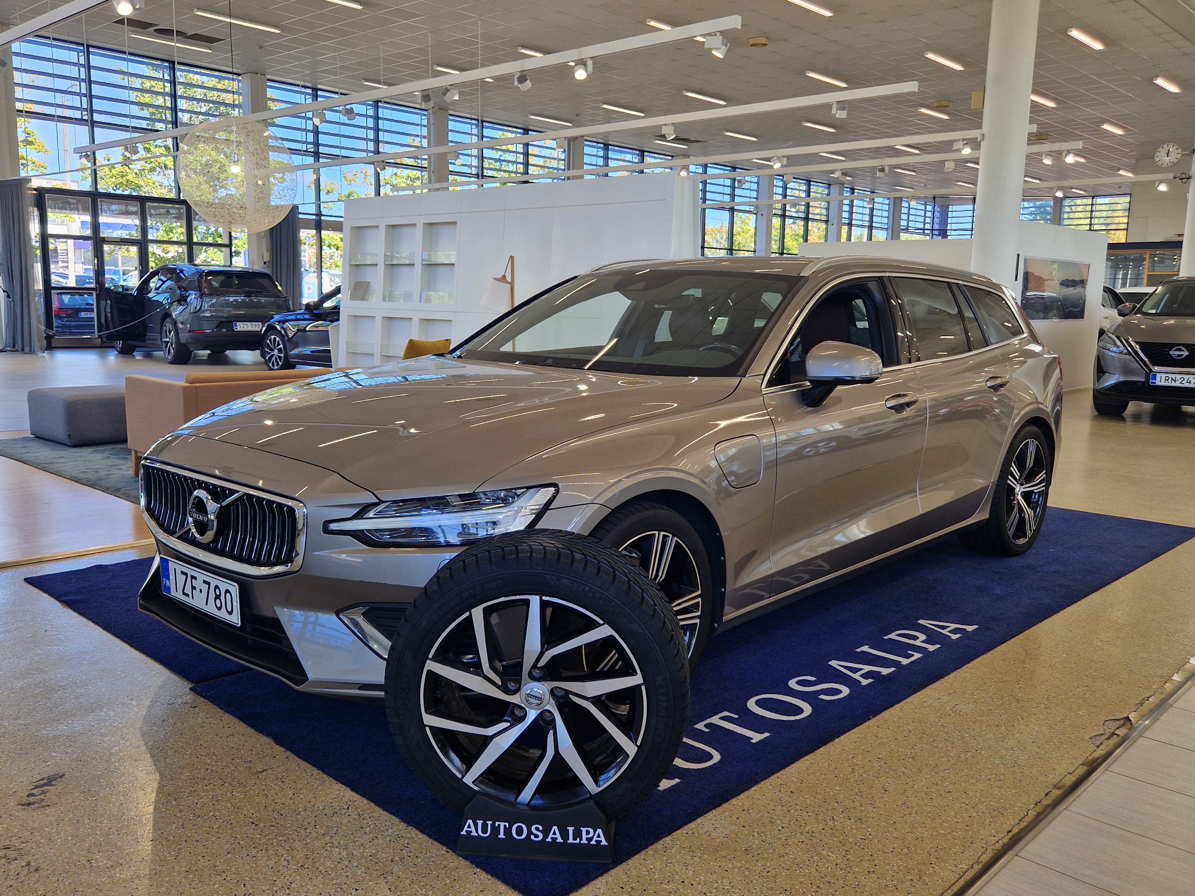 Volvo V60 T8 TwE AWD Inscription aut 2021, kuva 2/20