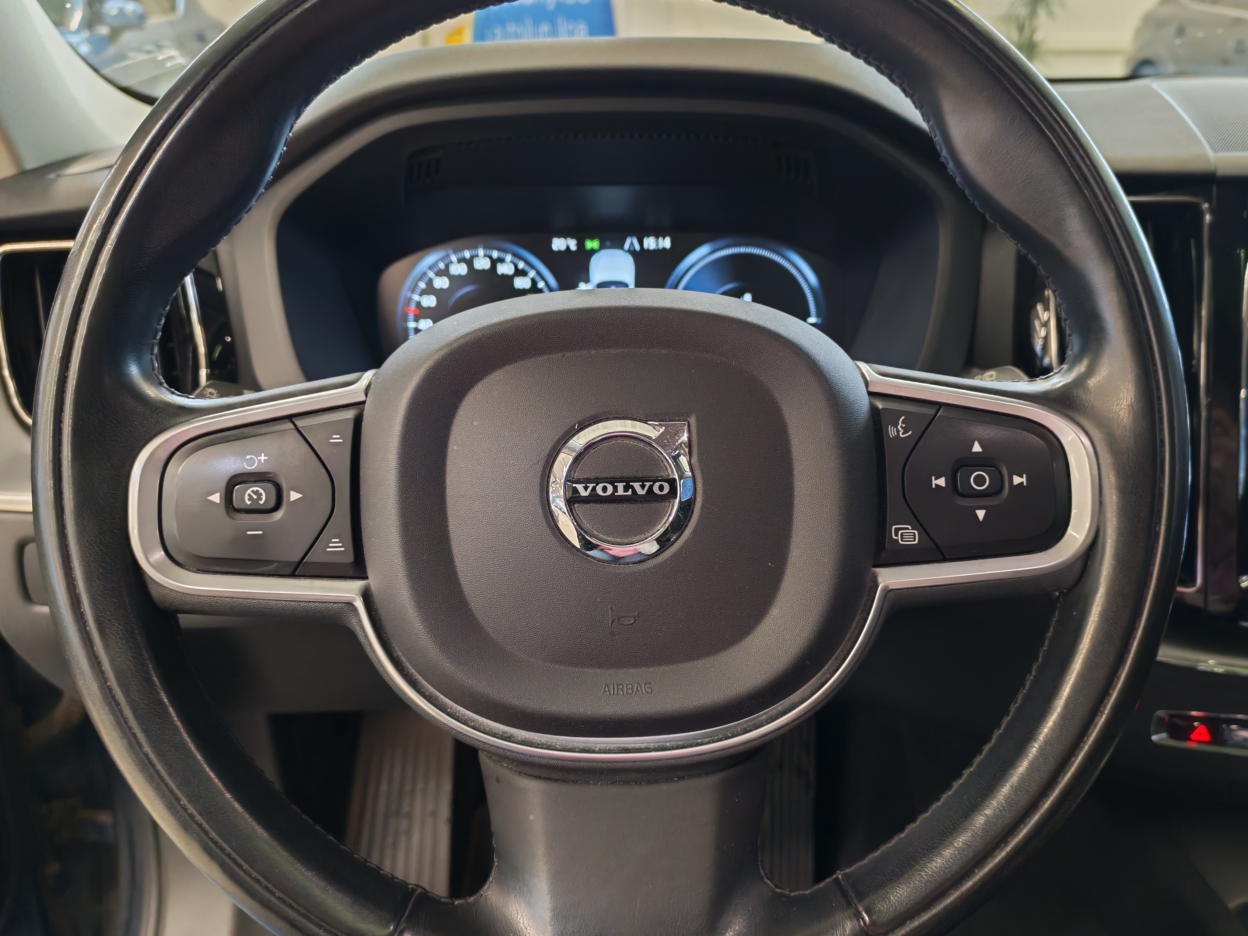 Volvo XC60 T8 AWD MOMENTUM AUT