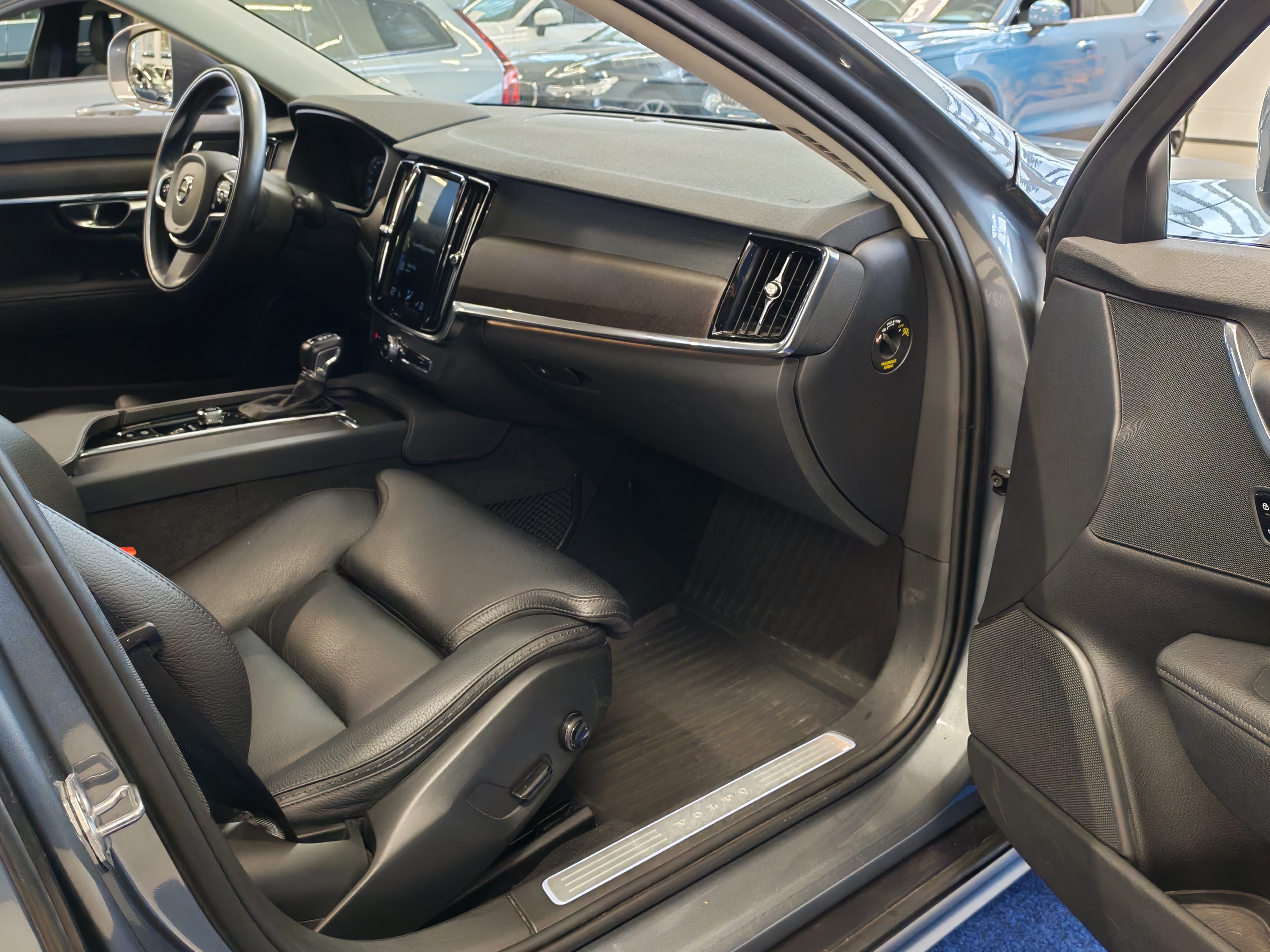 Volvo V90 CROSS COUNTRY D4 AWD BUSINESS AUT TAKUU 12KK/20TKM