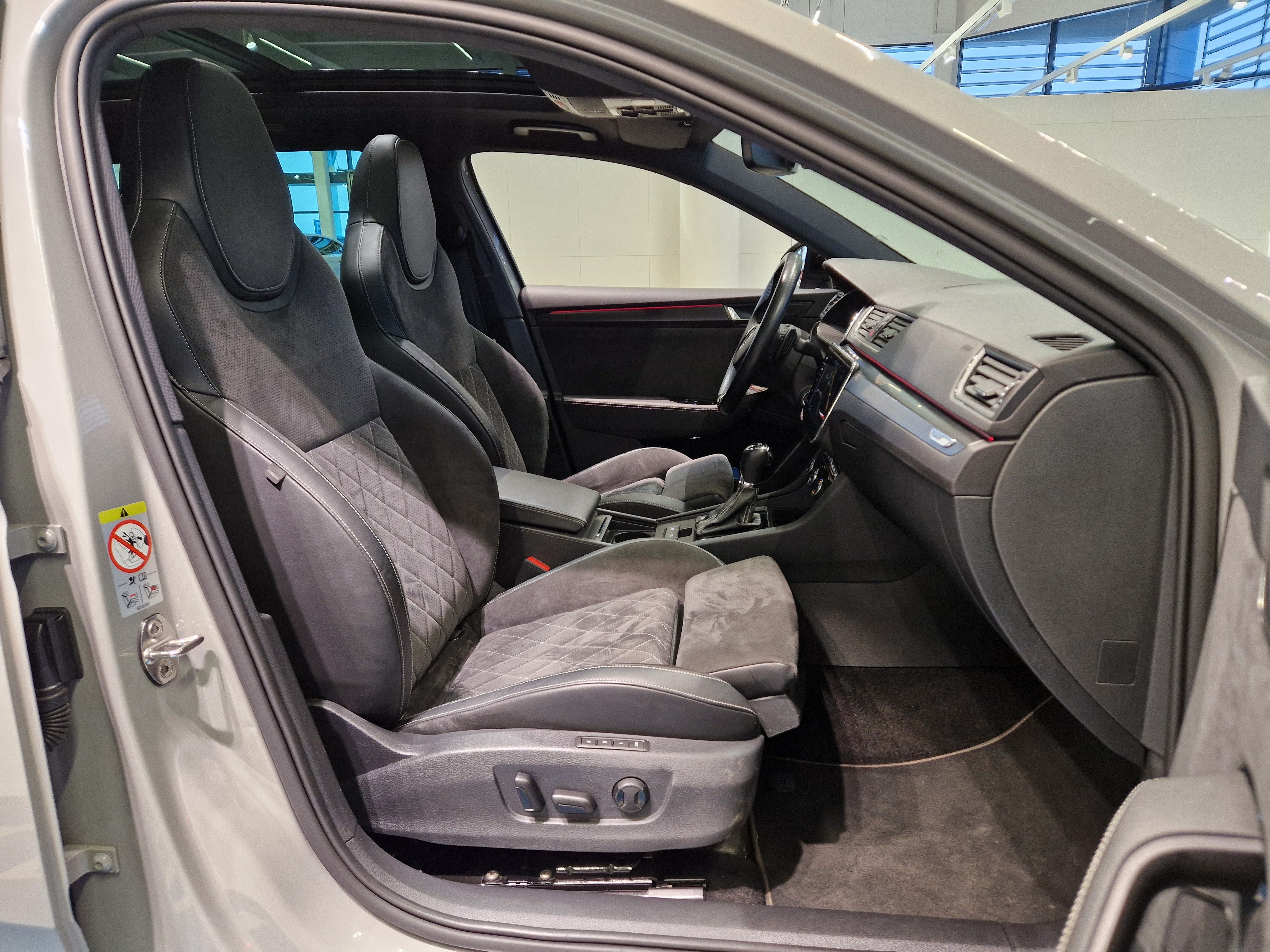 Skoda SUPERB COMBI 1,4 TSI PHEV SPORTLINE IV DSG TAKUU 12KK/20T