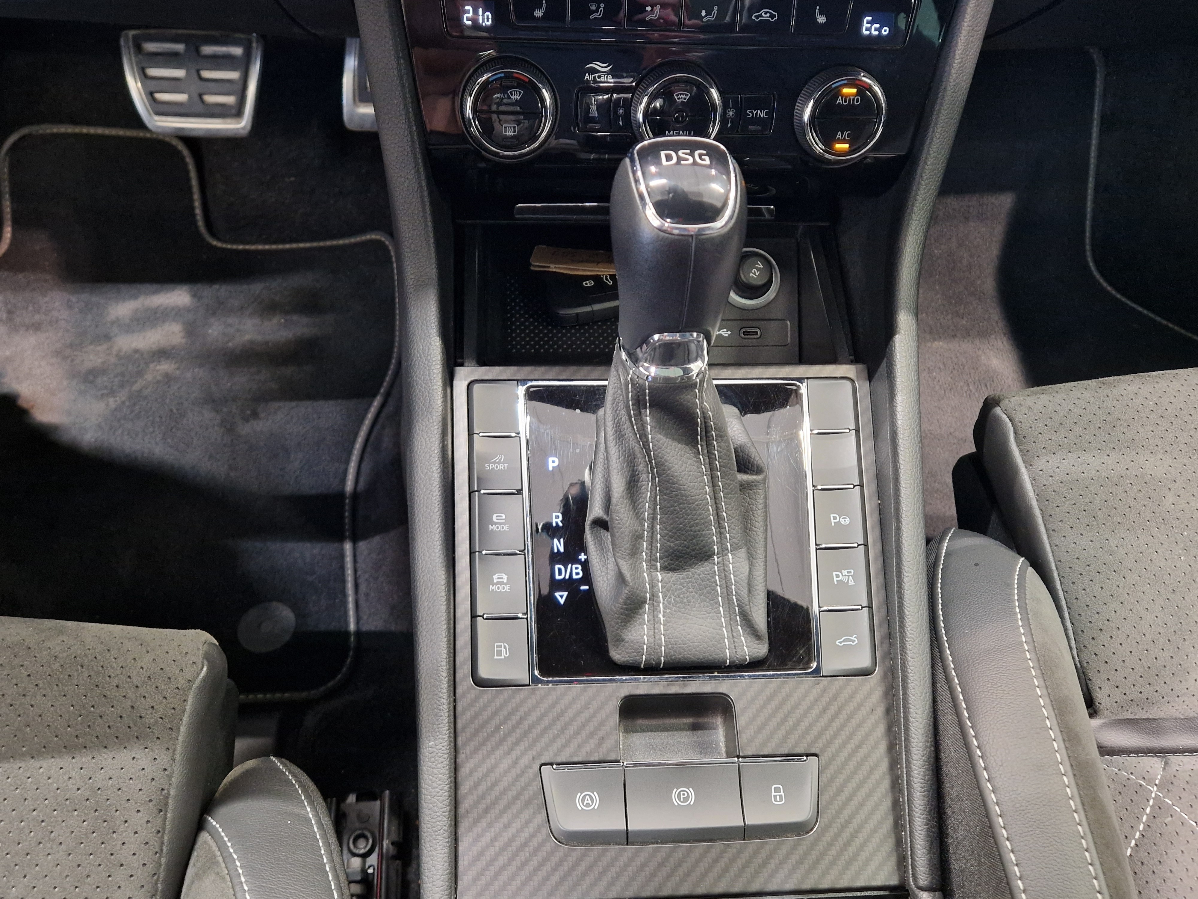 Skoda SUPERB COMBI 1,4 TSI PHEV SPORTLINE IV DSG TAKUU 12KK/20T