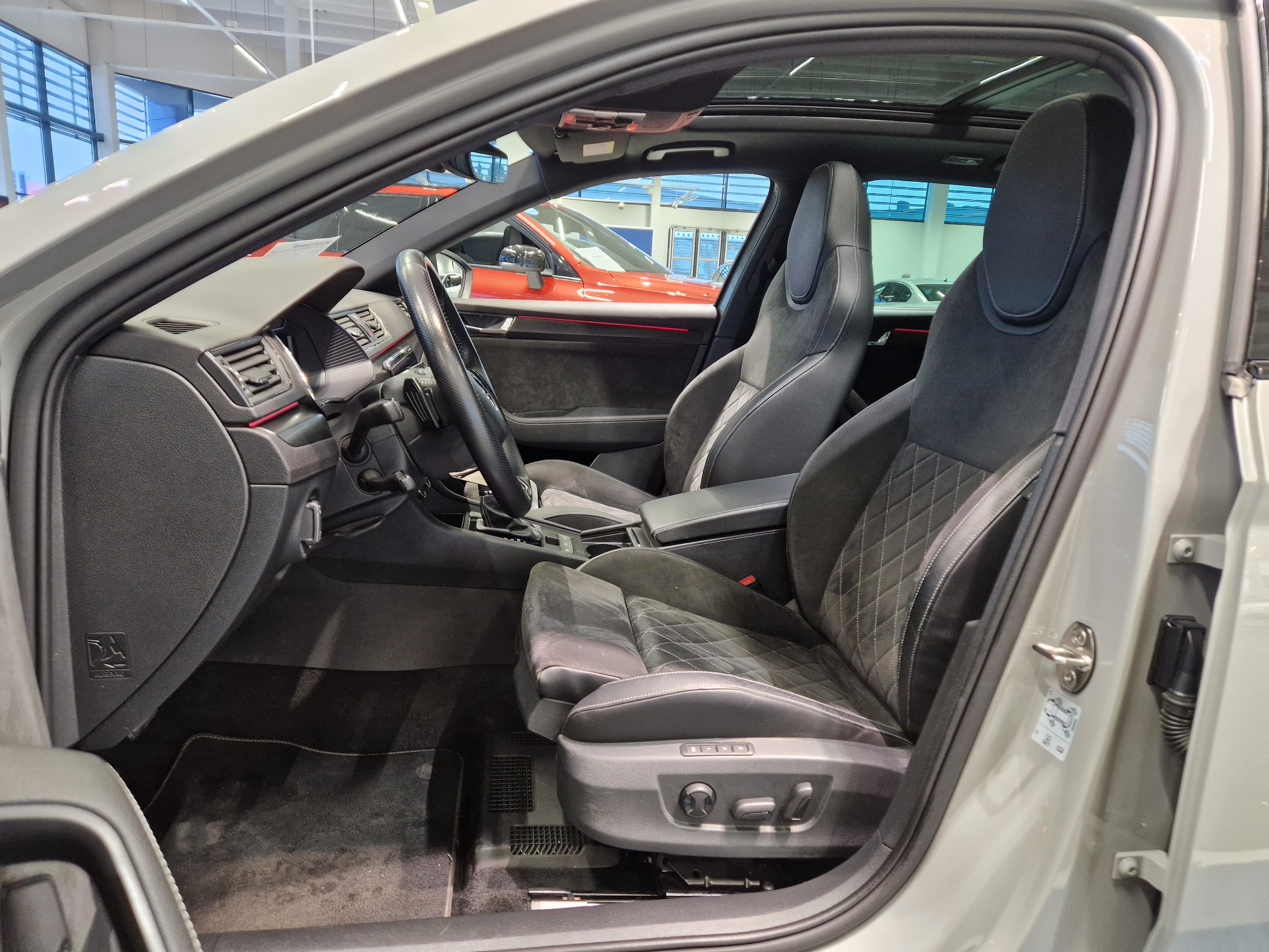 Skoda SUPERB COMBI 1,4 TSI PHEV SPORTLINE IV DSG TAKUU 12KK/20T