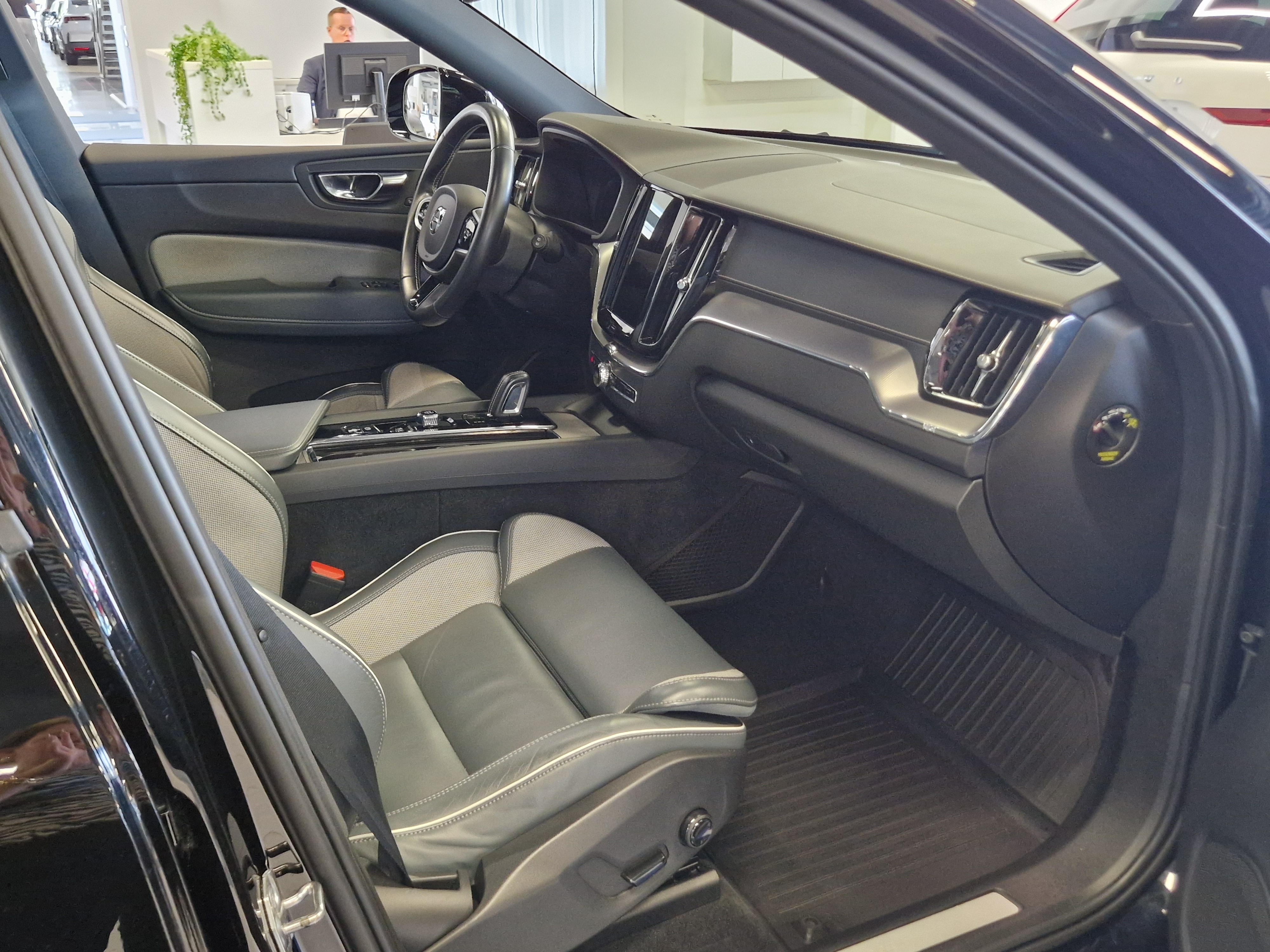 Volvo XC60 T6 TWE AWD R-DESIGN AUT TAKUU 24KK/40TKM