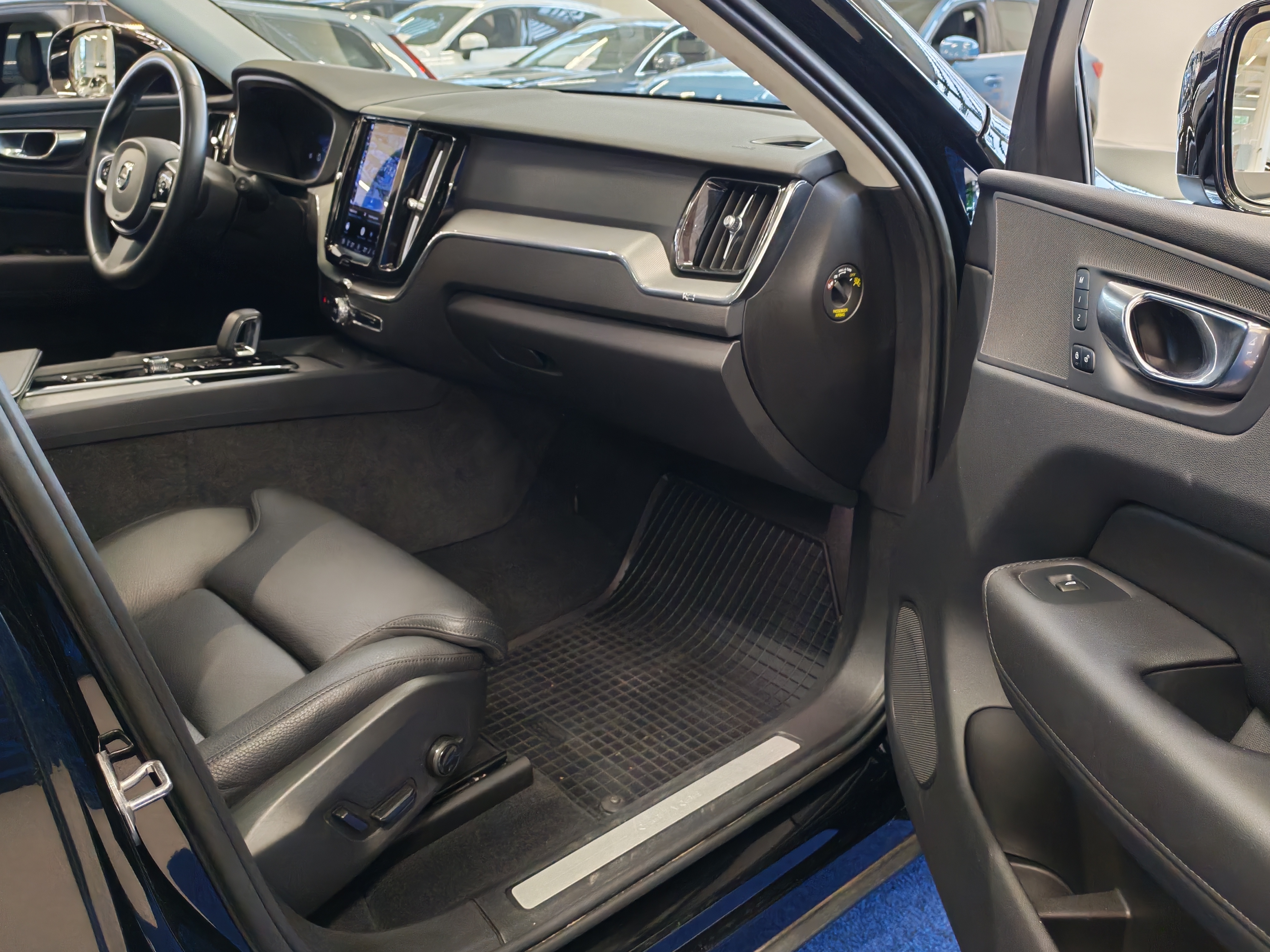 Volvo XC60 T6 AWD LONG RANGE PLUS BRIGHT TAKUU 24KK/40TKM