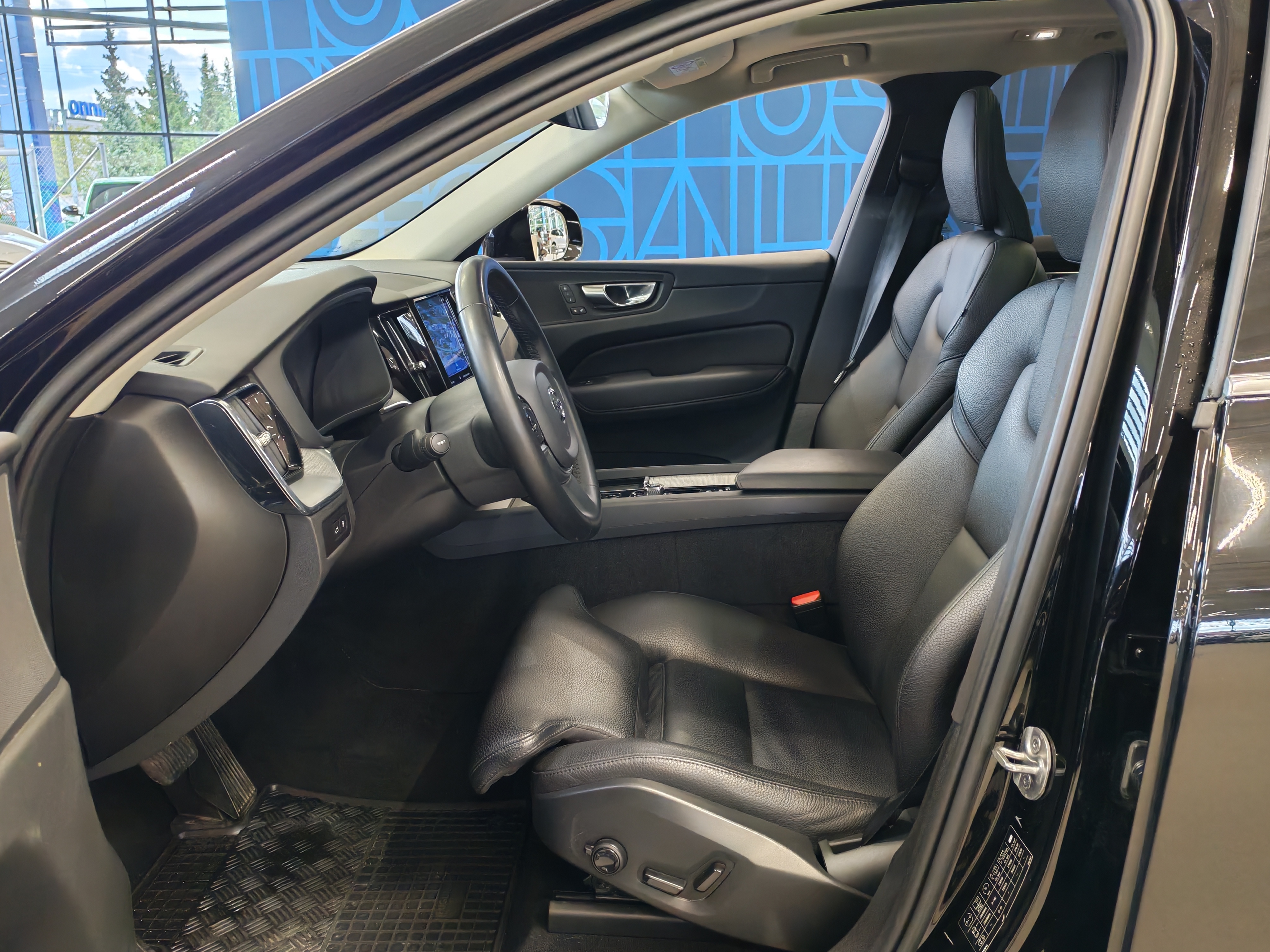 Volvo XC60 T6 AWD LONG RANGE PLUS BRIGHT TAKUU 24KK/40TKM