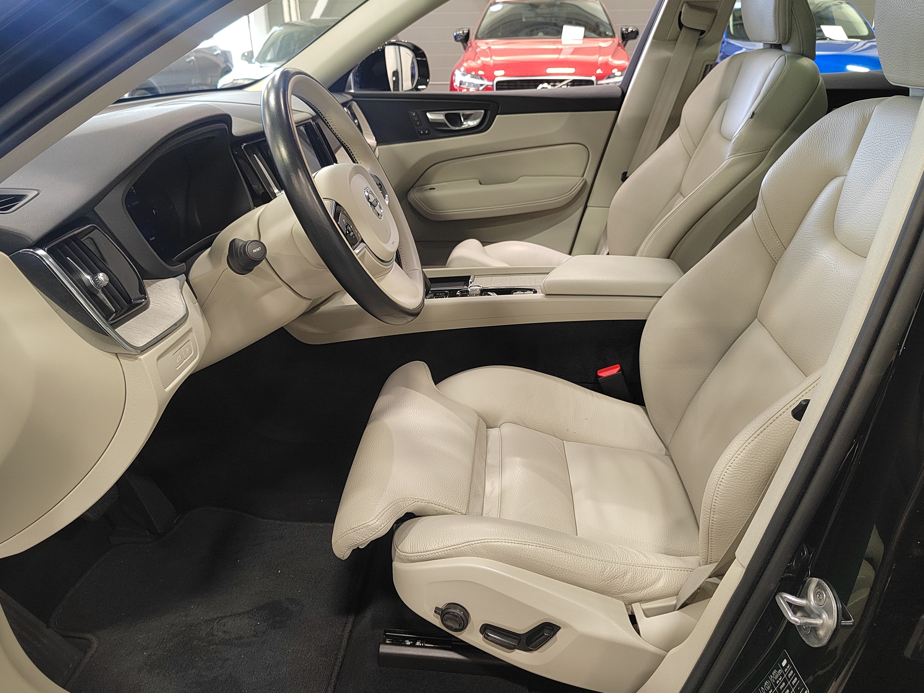 Volvo XC60 T8 AWD LONG RANGE PLUS BRIGHT TAKUU 24KK/40TKM