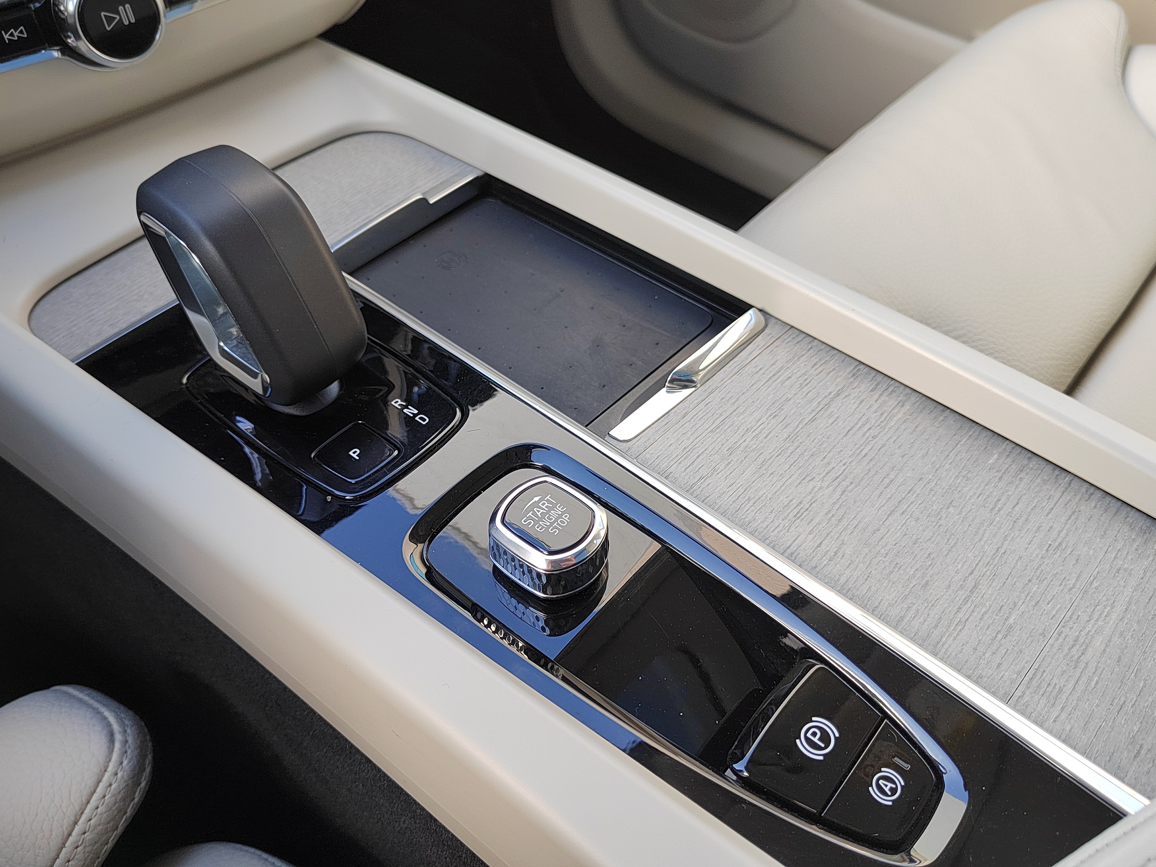 Volvo XC60 T8 AWD LONG RANGE PLUS BRIGHT TAKUU 24KK/40TKM