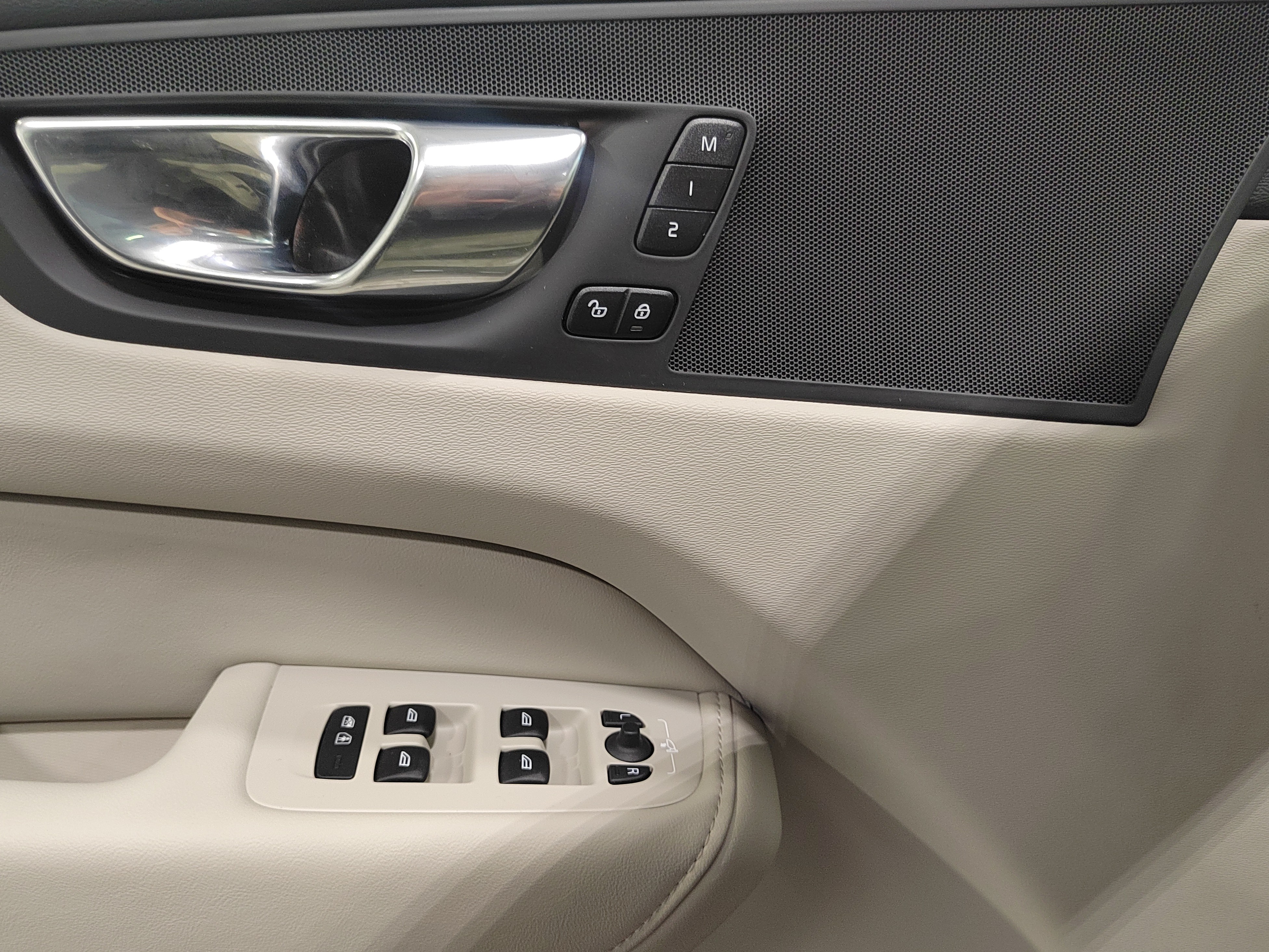 Volvo XC60 T8 AWD LONG RANGE PLUS BRIGHT TAKUU 24KK/40TKM