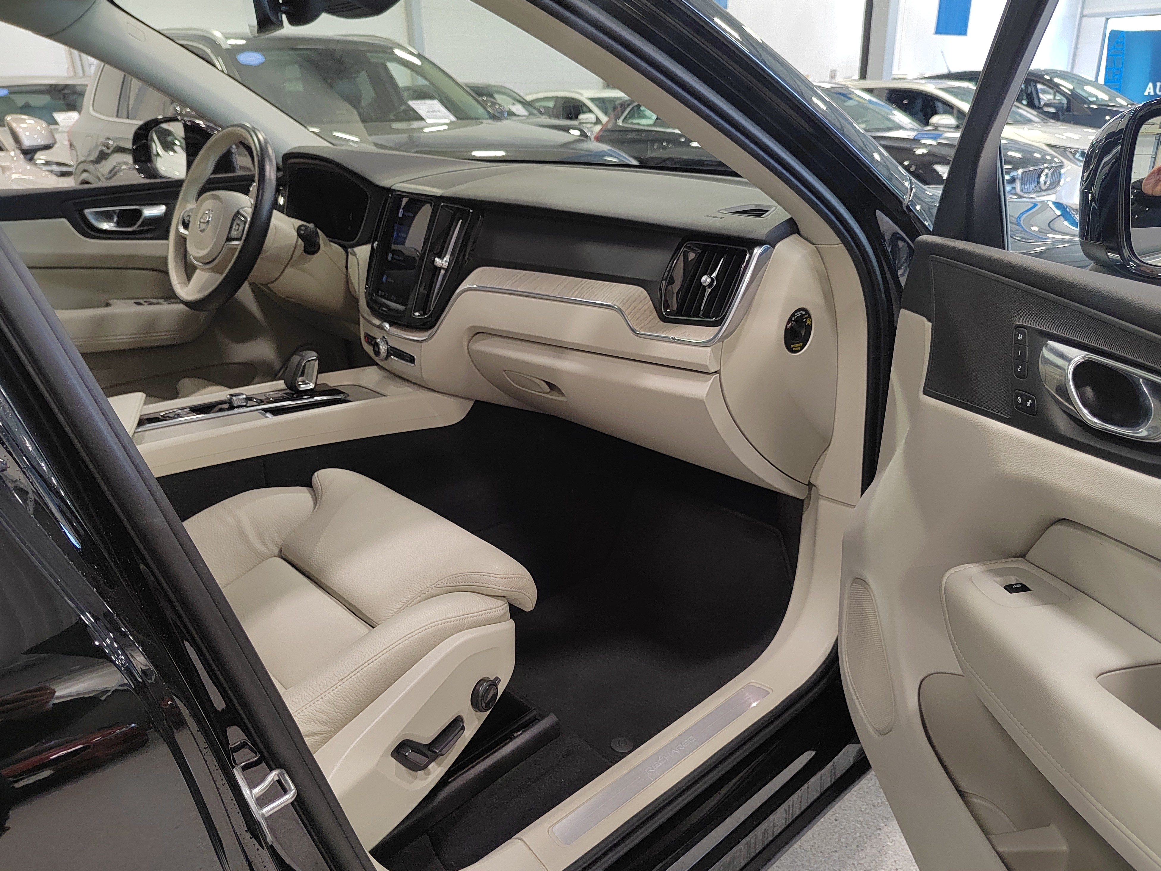 Volvo XC60 T8 AWD LONG RANGE PLUS BRIGHT TAKUU 24KK/40TKM