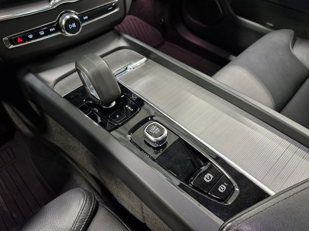 Volvo XC60 T8 AWD LONG RANGE PLUS DARK TAKUU 24KK/40TKM