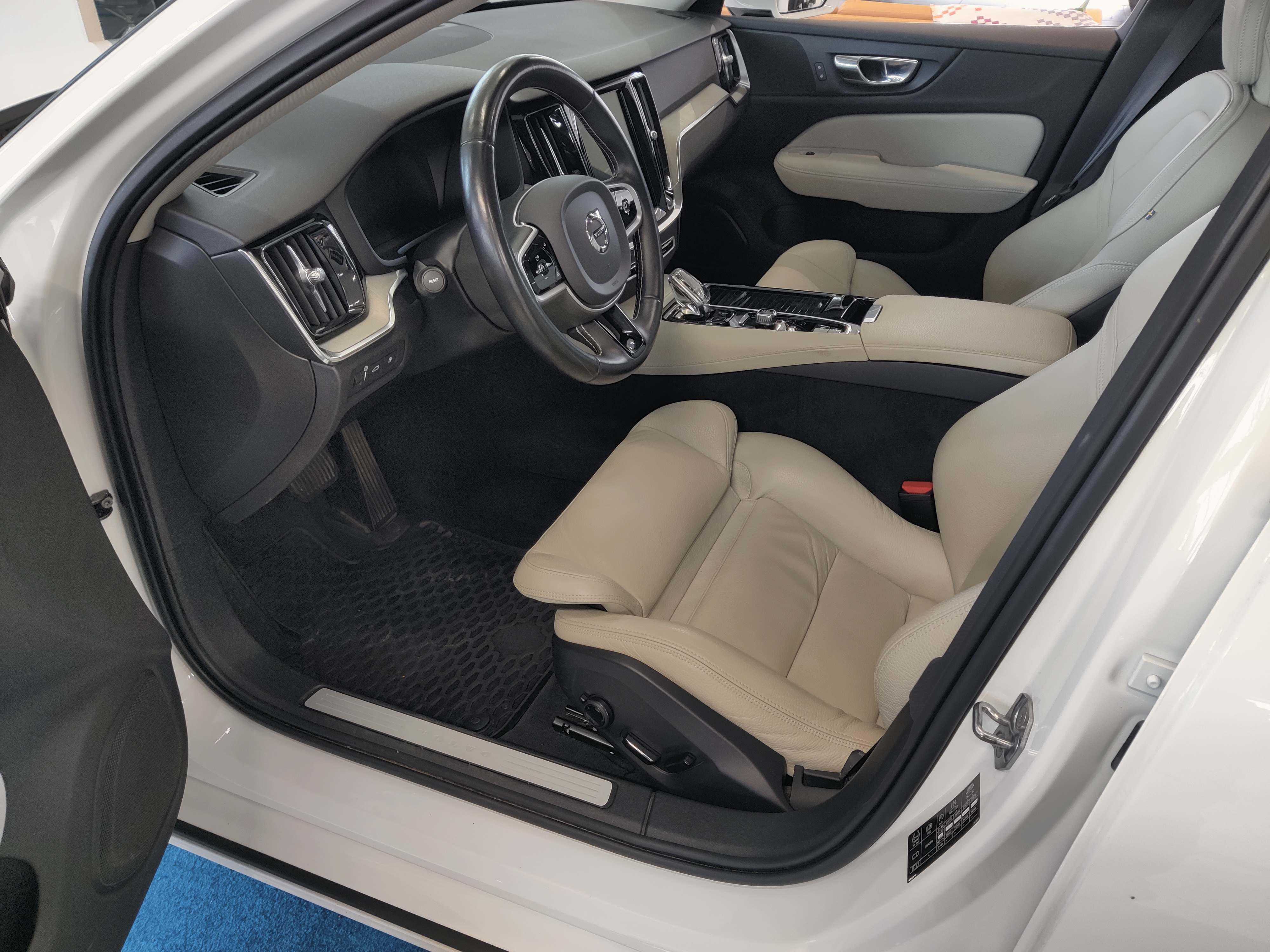 Volvo V60 T6 TWE AWD INSCRIPTION TAKUU 24KK/40TKM