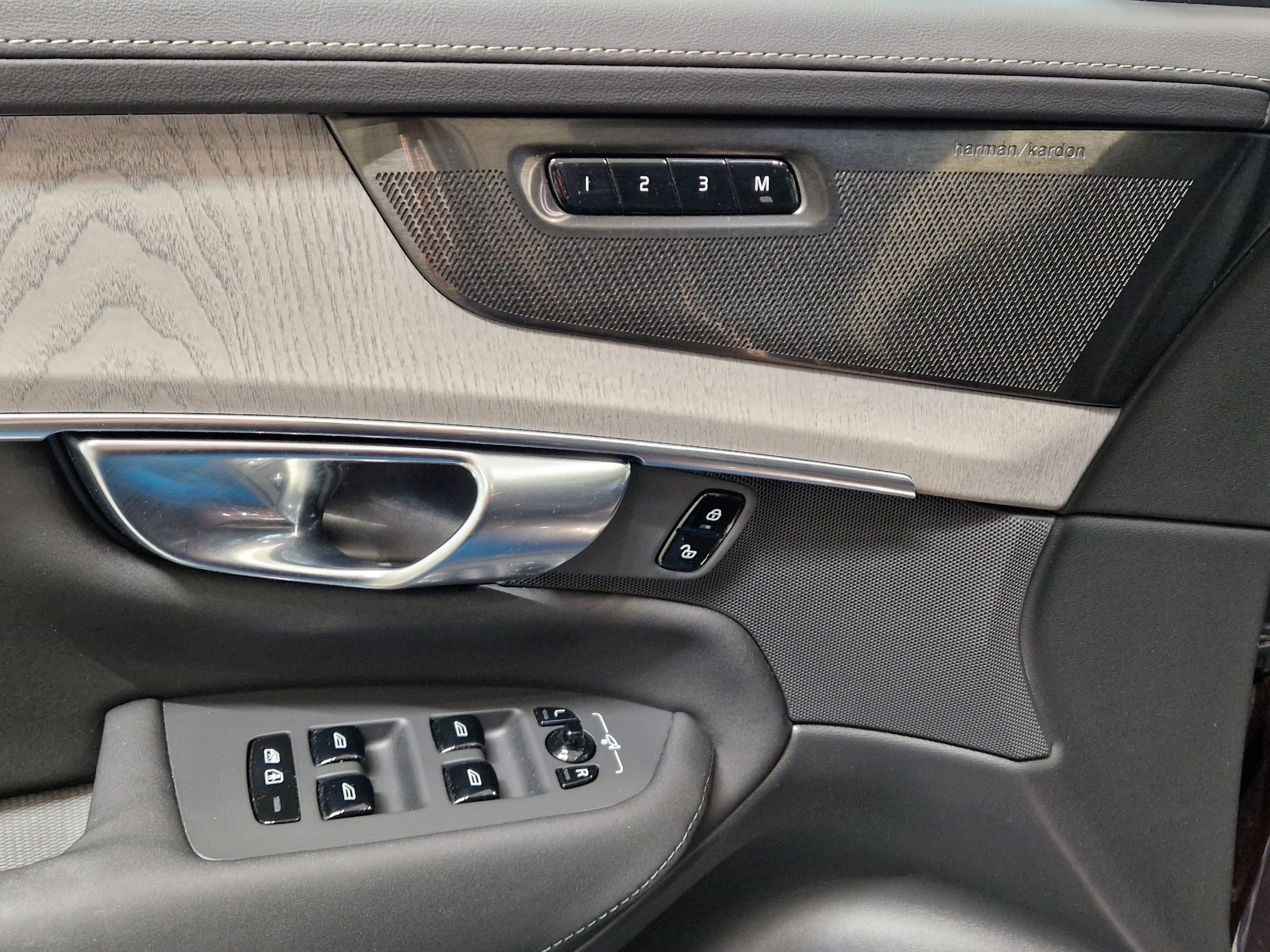 Volvo XC90 T8 AWD LONG RANGE PLUS DARK TAKUU 24KK/40TKM.