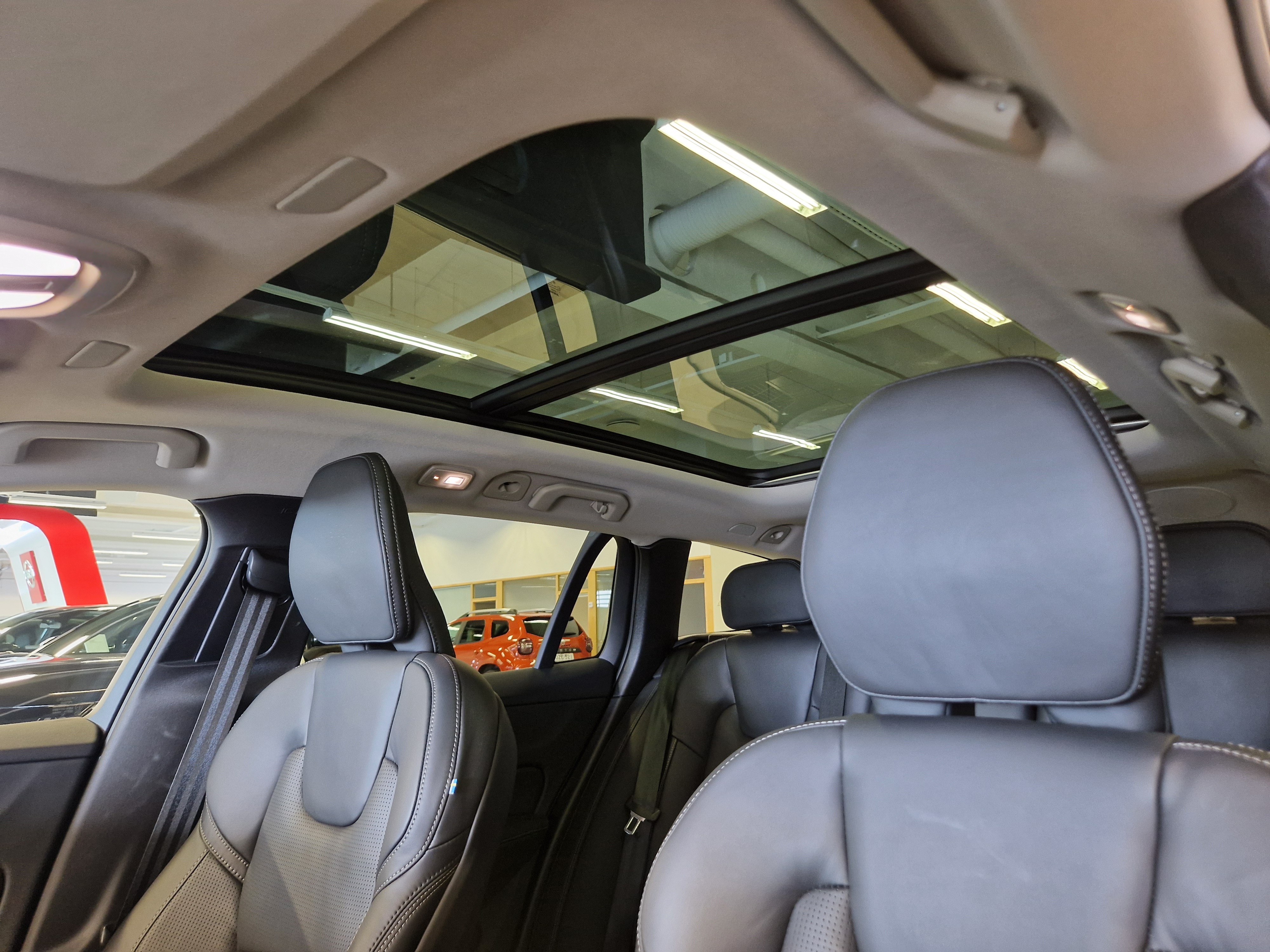 Volvo V60 T8 AWD LONG RANGE ULTRA BRIGHT TAKUU 24KK/40TKM