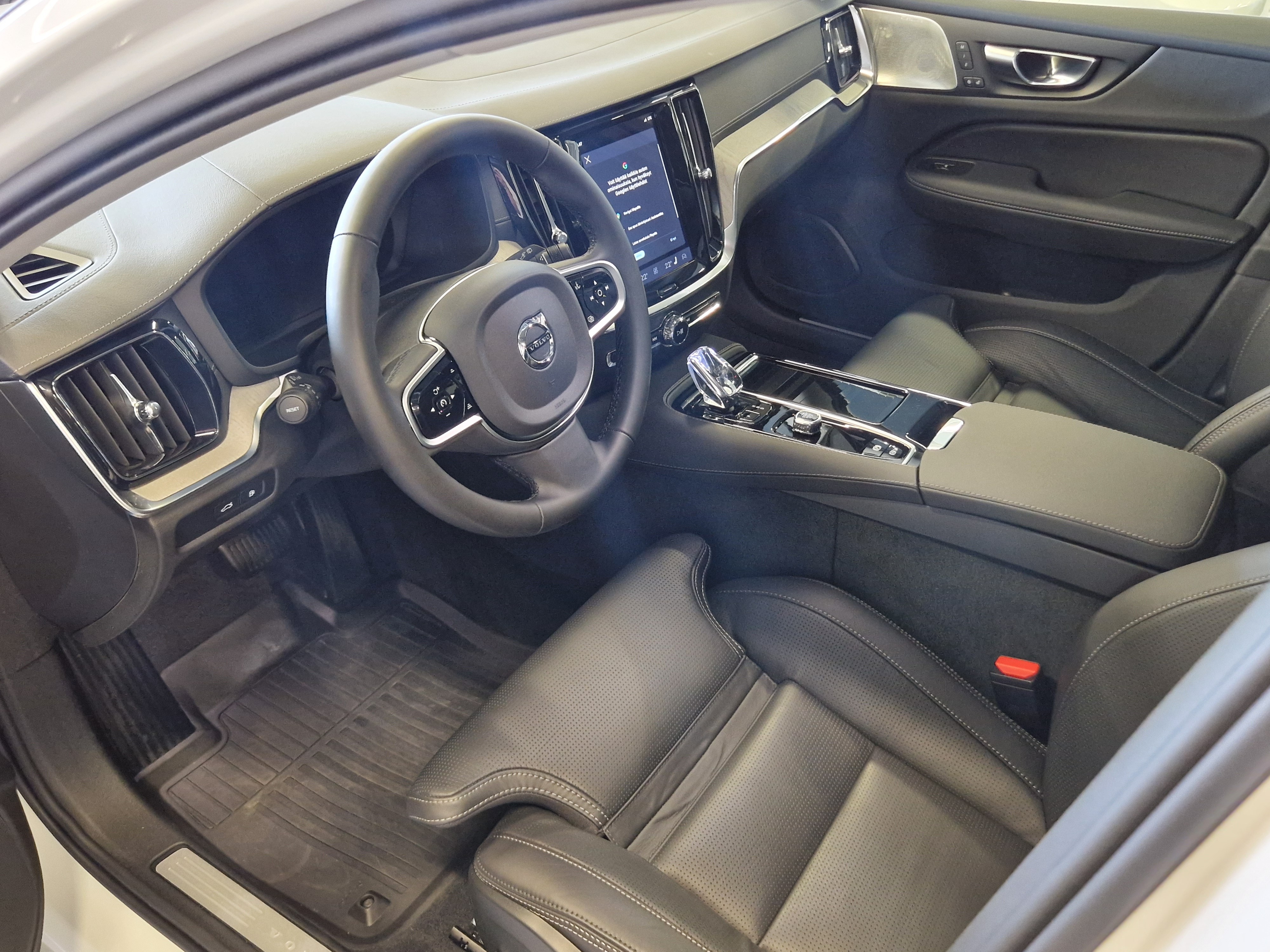 Volvo V60 T8 AWD LONG RANGE ULTRA BRIGHT TAKUU 24KK/40TKM