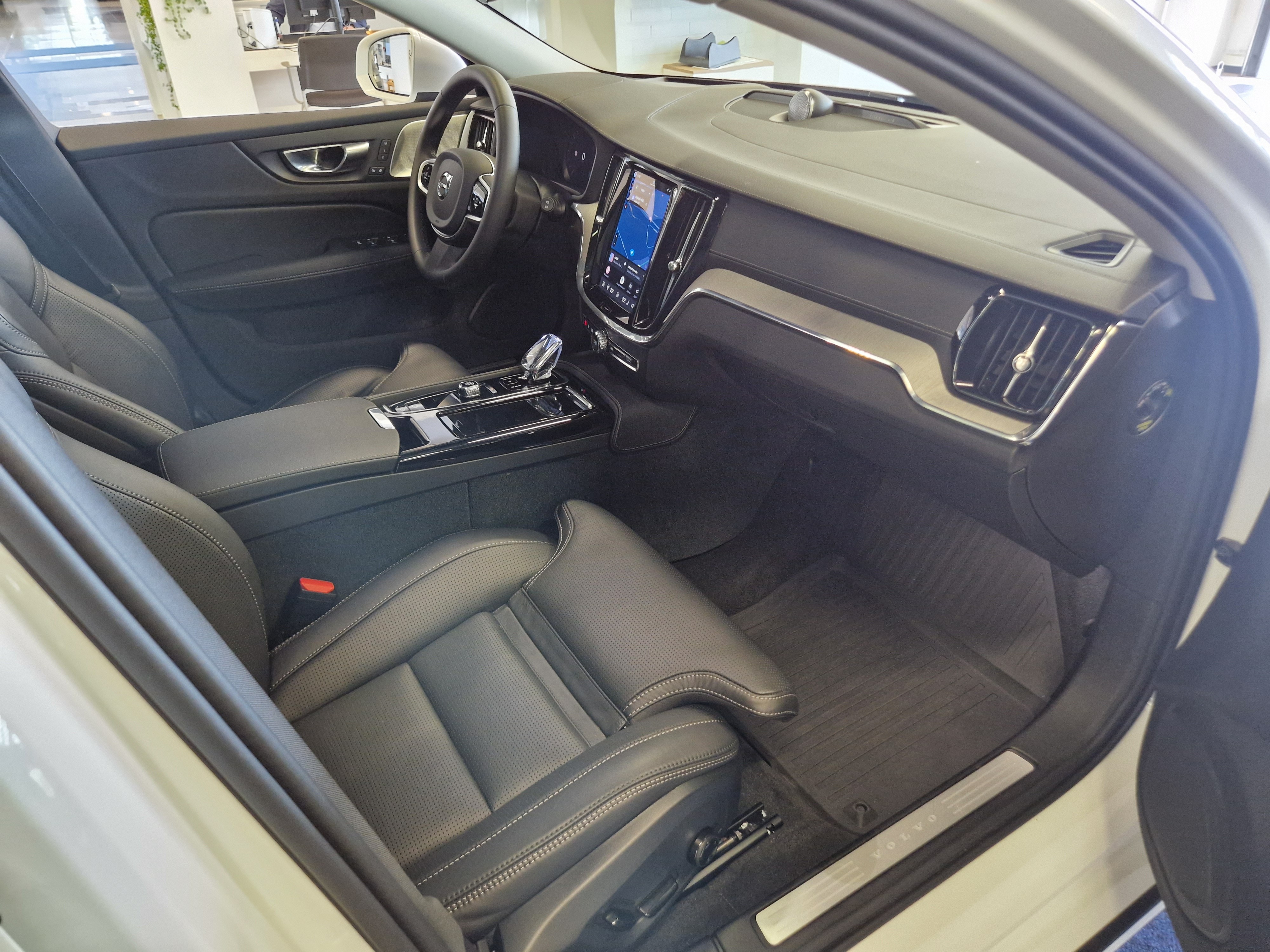 Volvo V60 T8 AWD LONG RANGE ULTRA BRIGHT TAKUU 24KK/40TKM