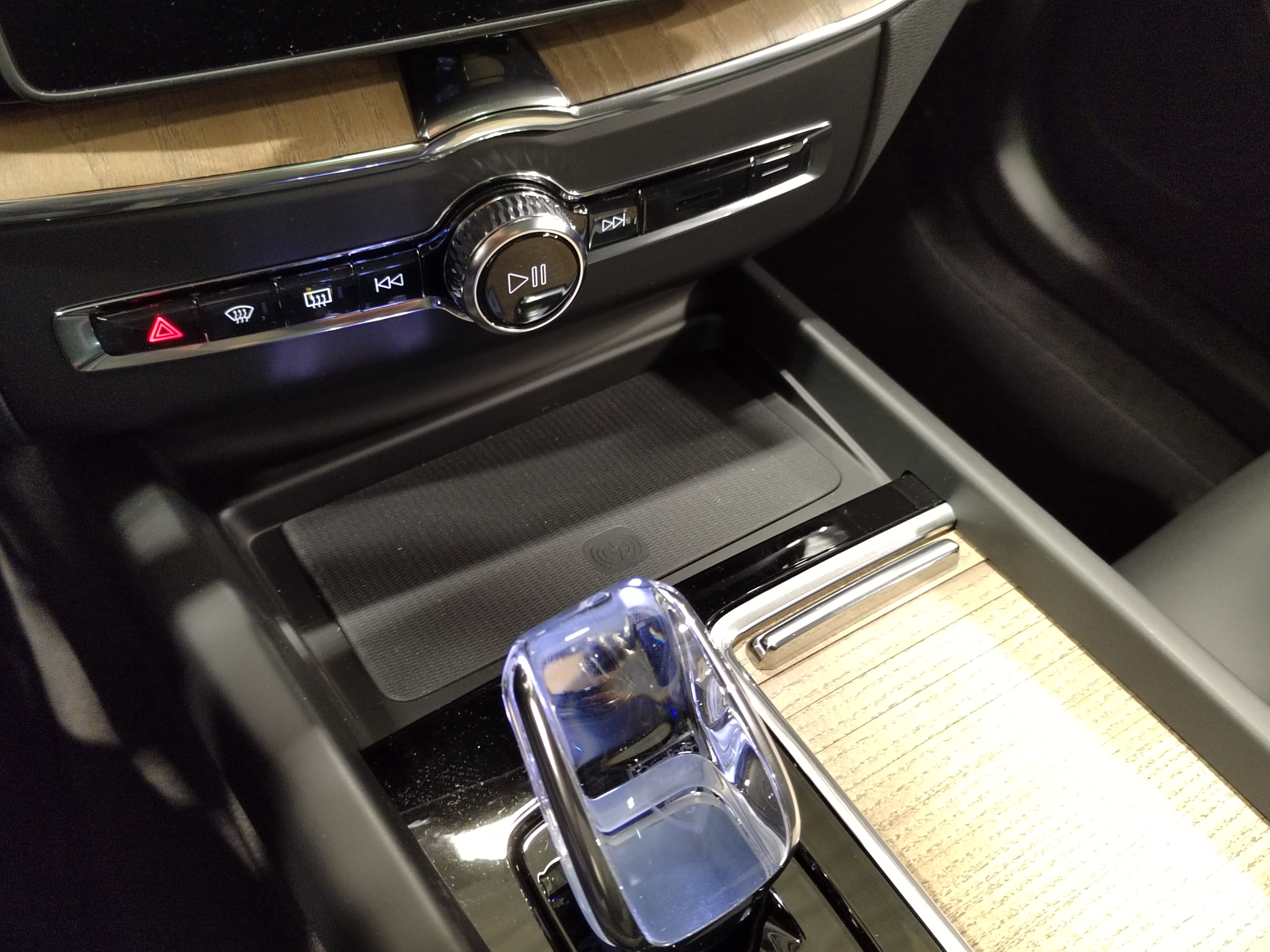 Volvo XC60 T6 AWD LONG RANGE ULTRA DARK.