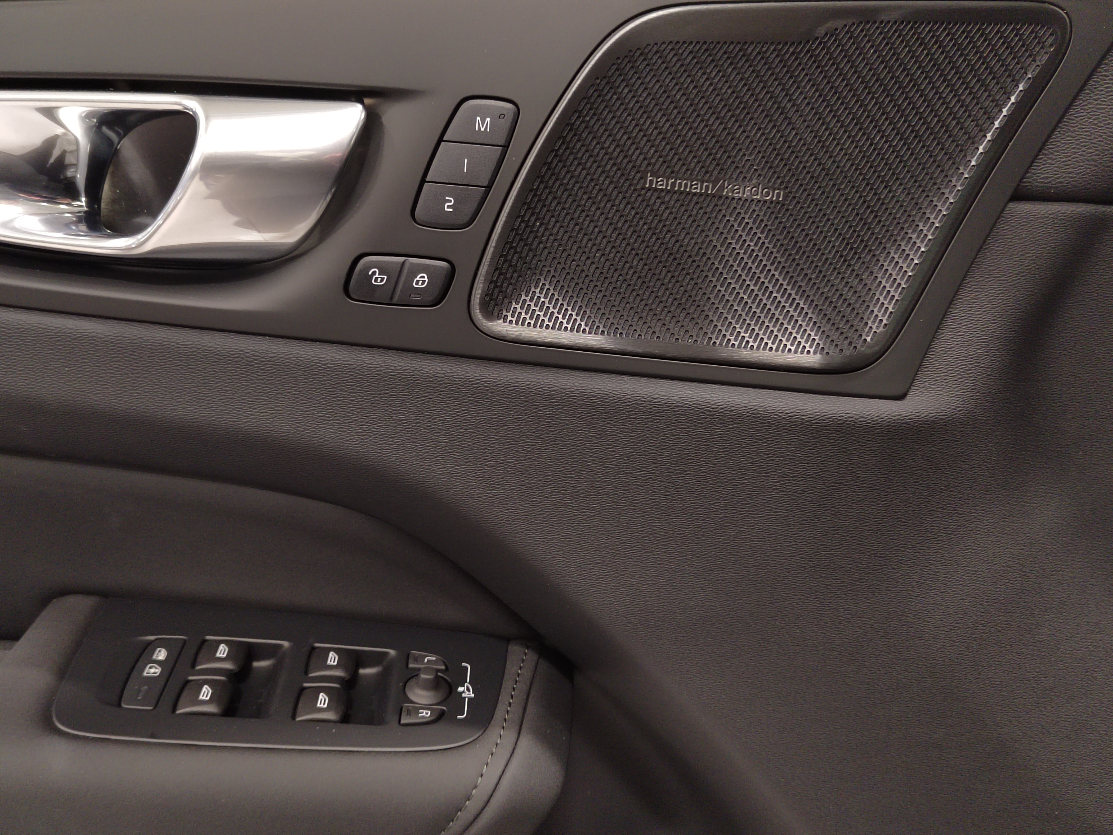 Volvo XC60 T6 AWD LONG RANGE ULTRA DARK.