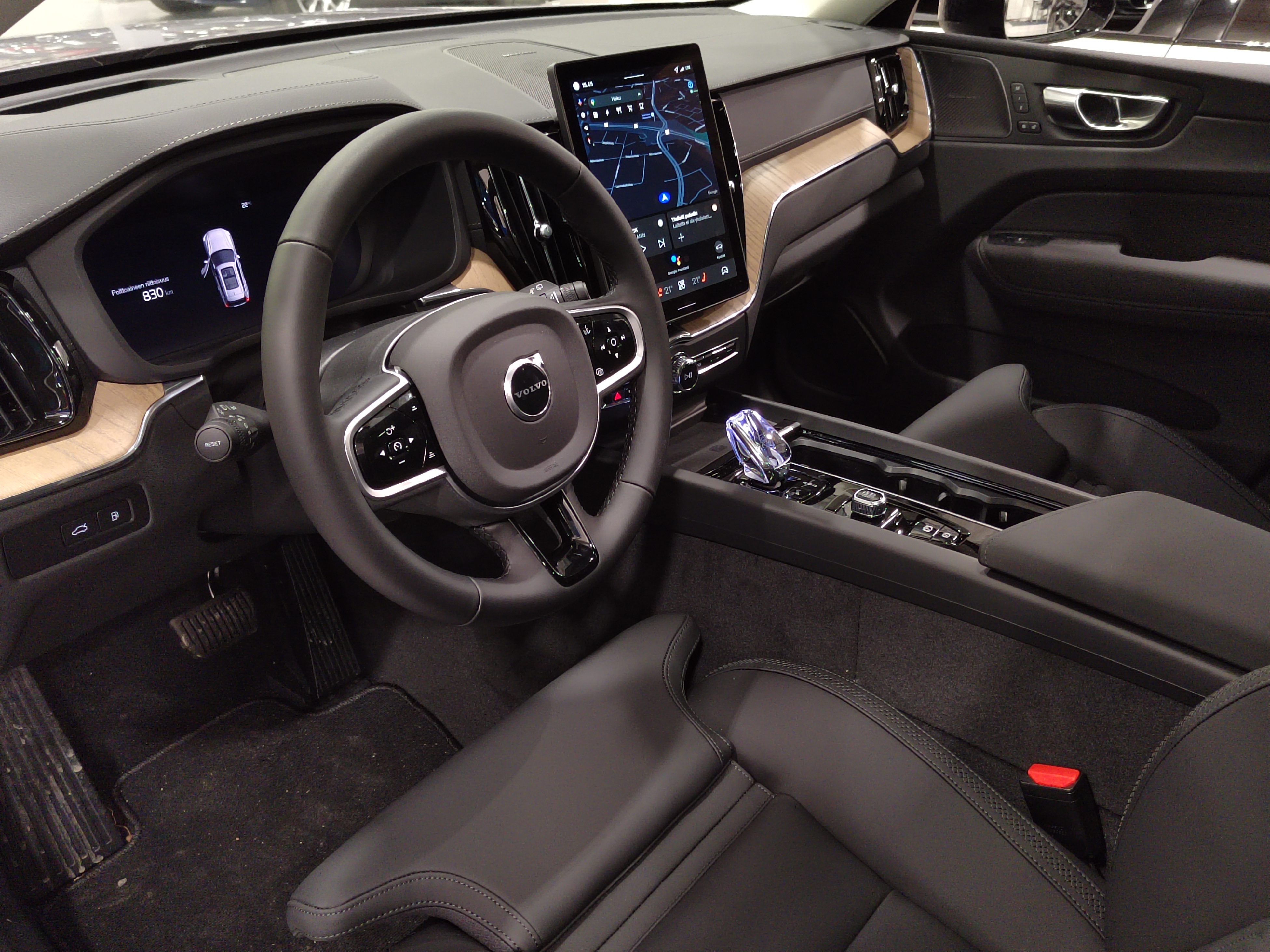 Volvo XC60 T6 AWD LONG RANGE ULTRA DARK.