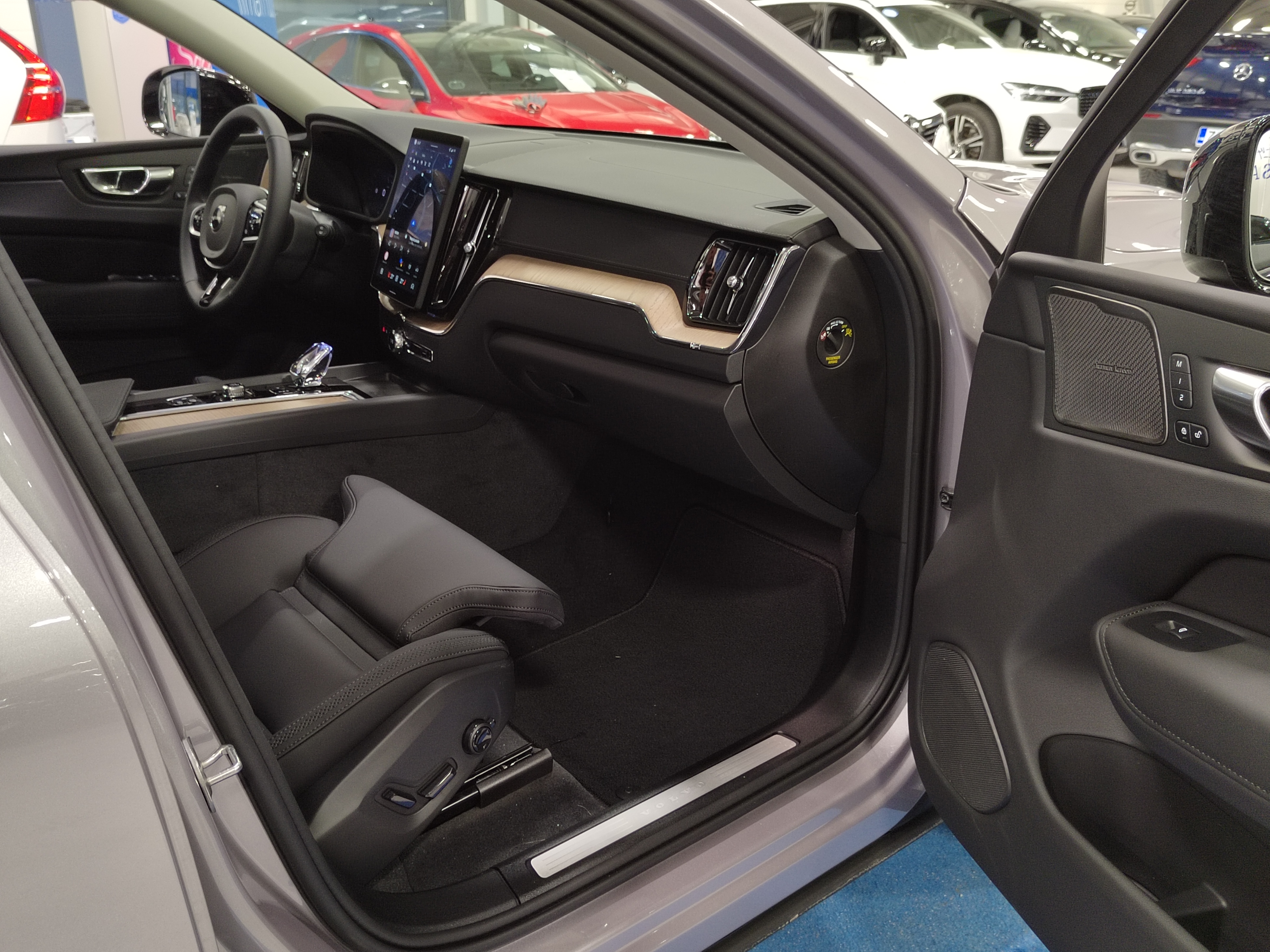 Volvo XC60 T6 AWD LONG RANGE ULTRA DARK.