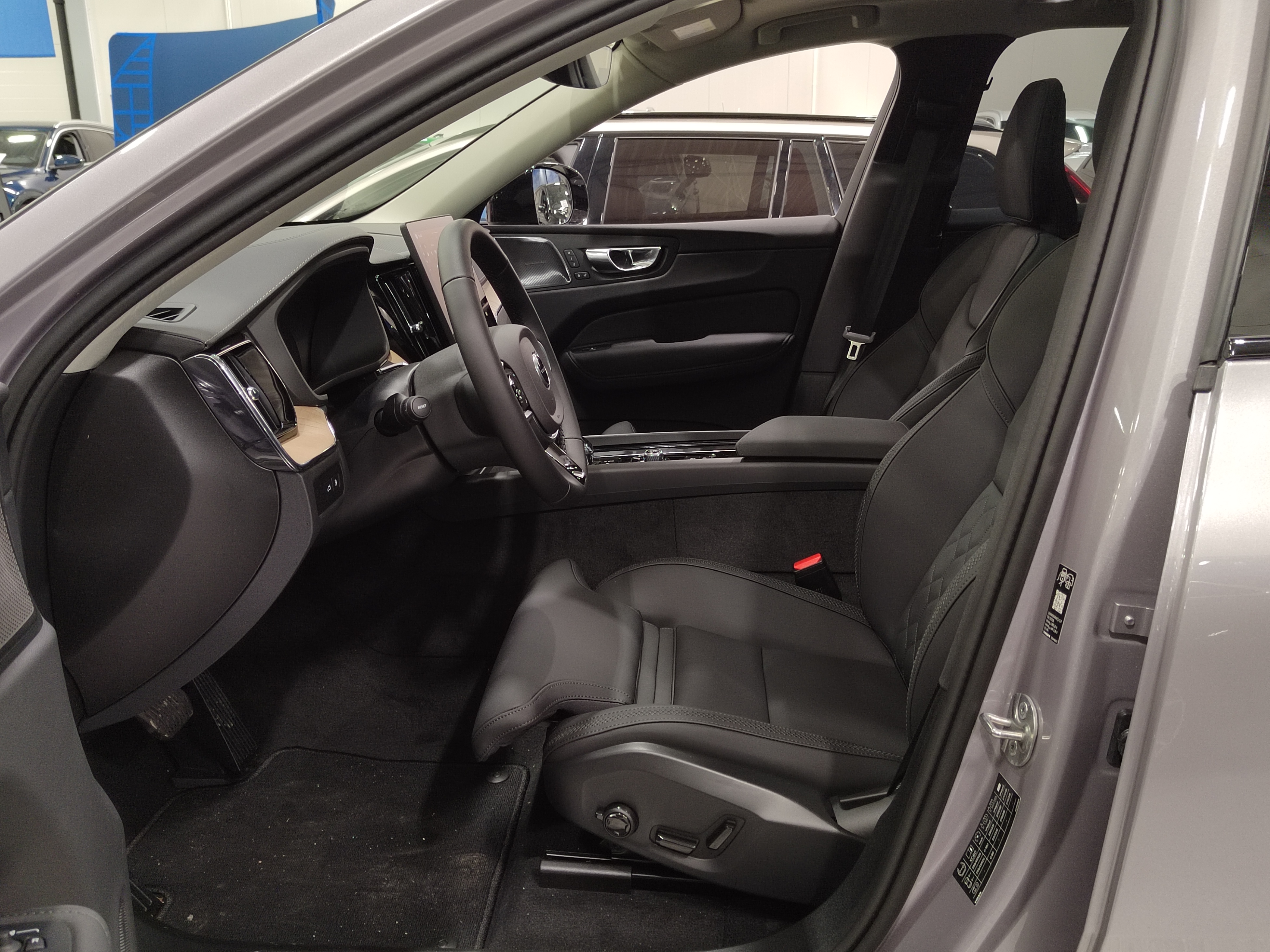 Volvo XC60 T6 AWD LONG RANGE ULTRA DARK.