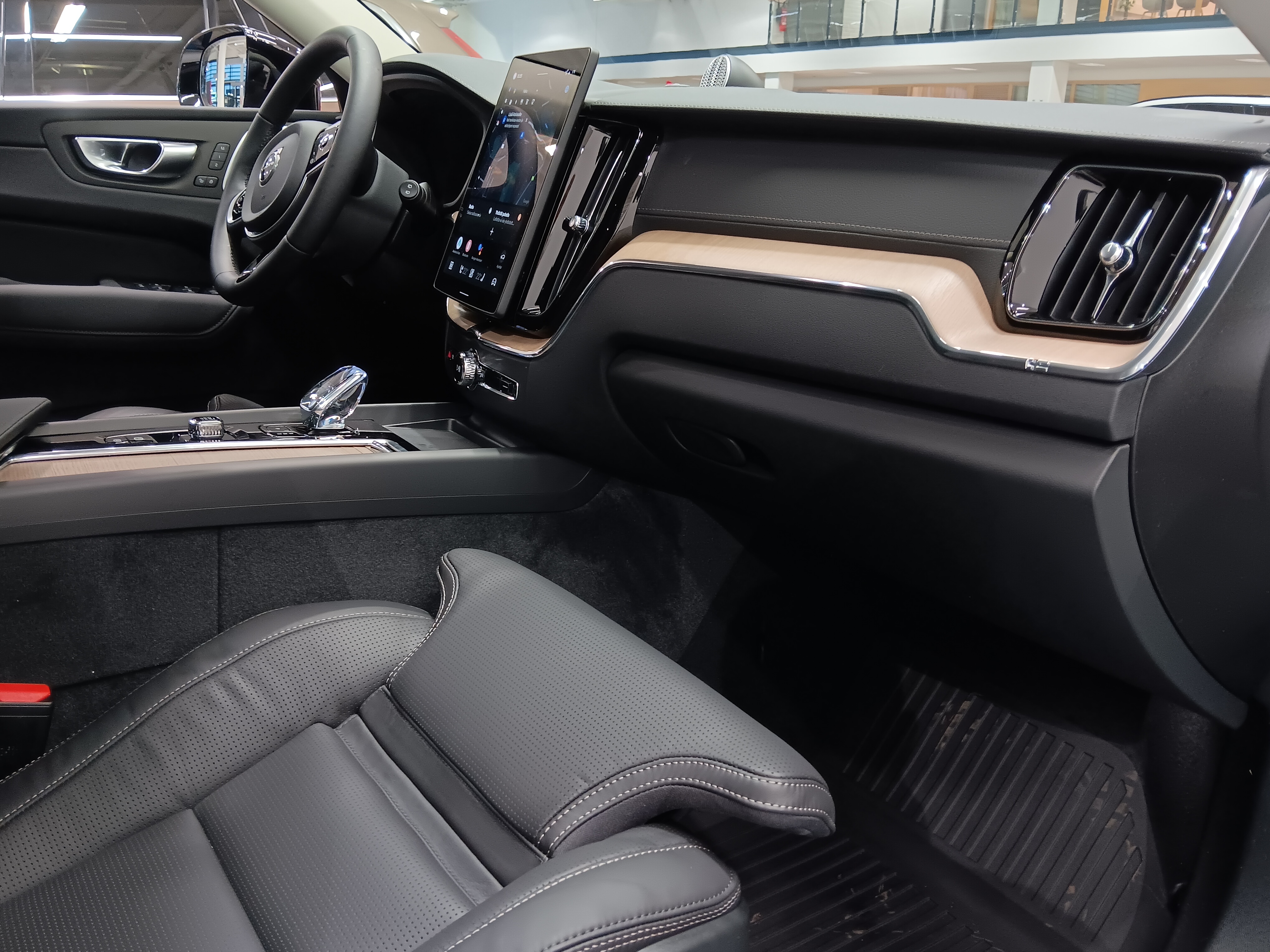 Volvo XC60 T8 AWD LONG RANGE HIGH PERFORMANCE ULTRA DARK.