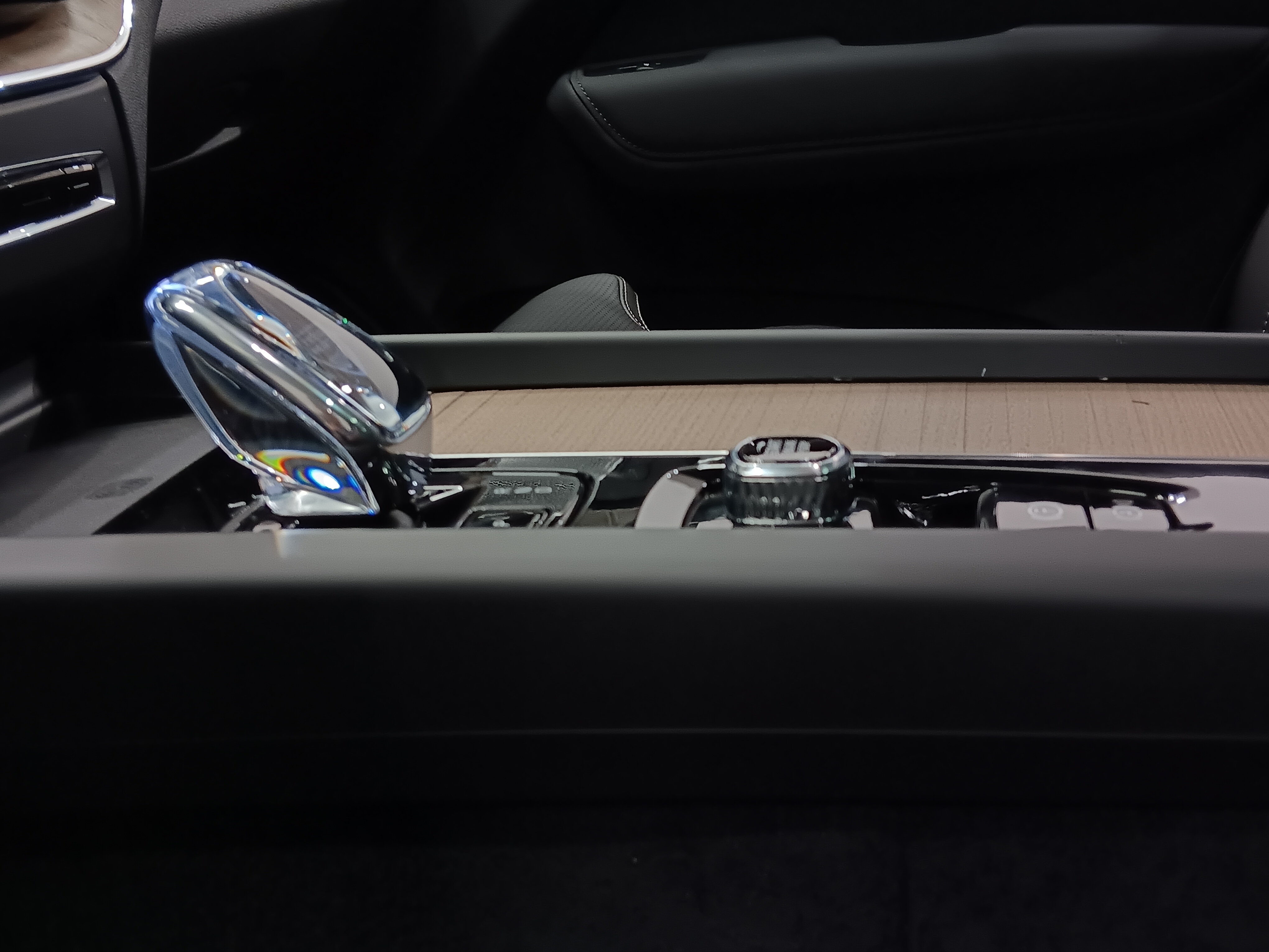 Volvo XC60 T8 AWD LONG RANGE HIGH PERFORMANCE ULTRA DARK.